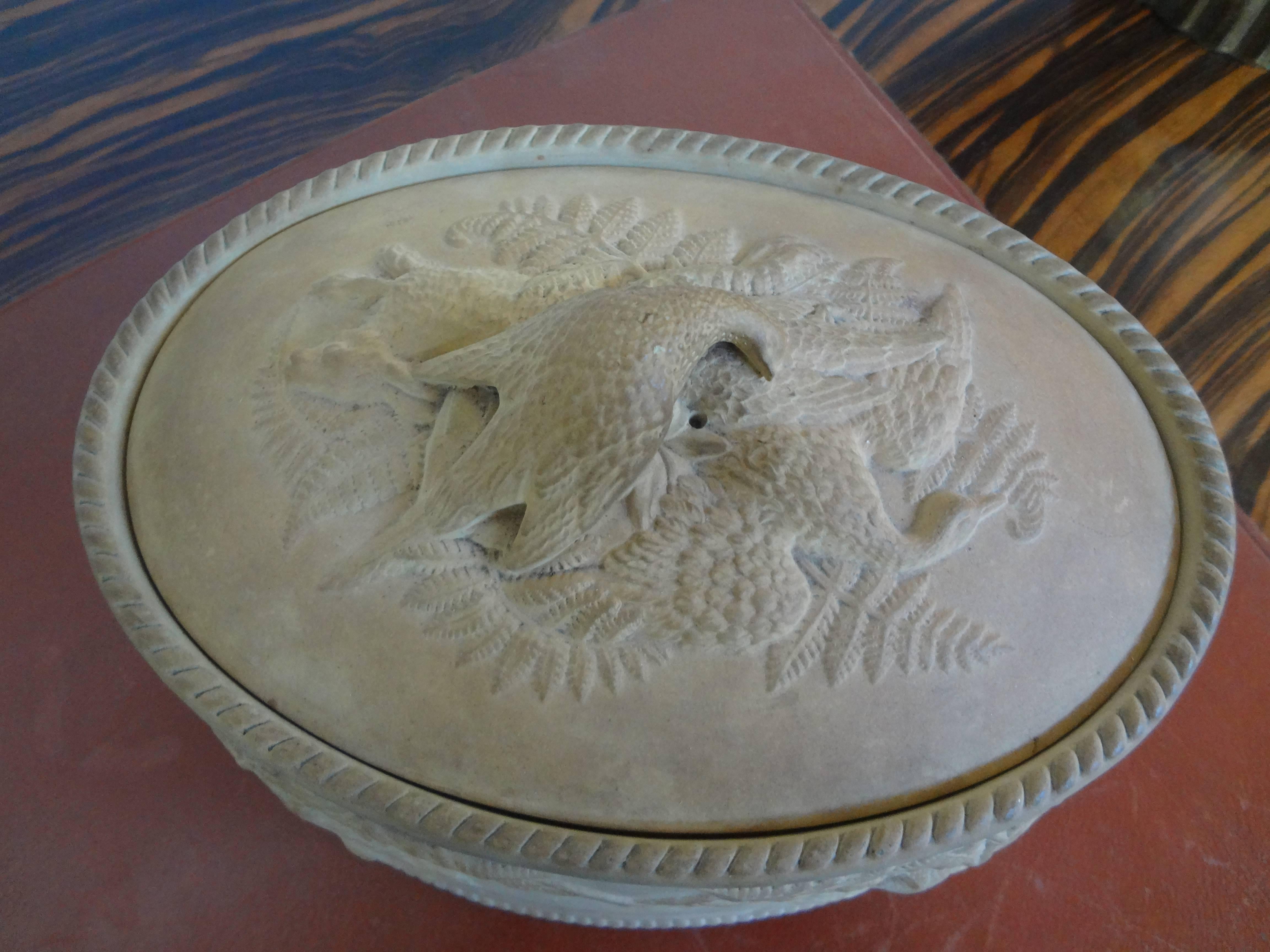 Faïence Ancien plat de jeu français en céramique de canne avec revêtement en vente