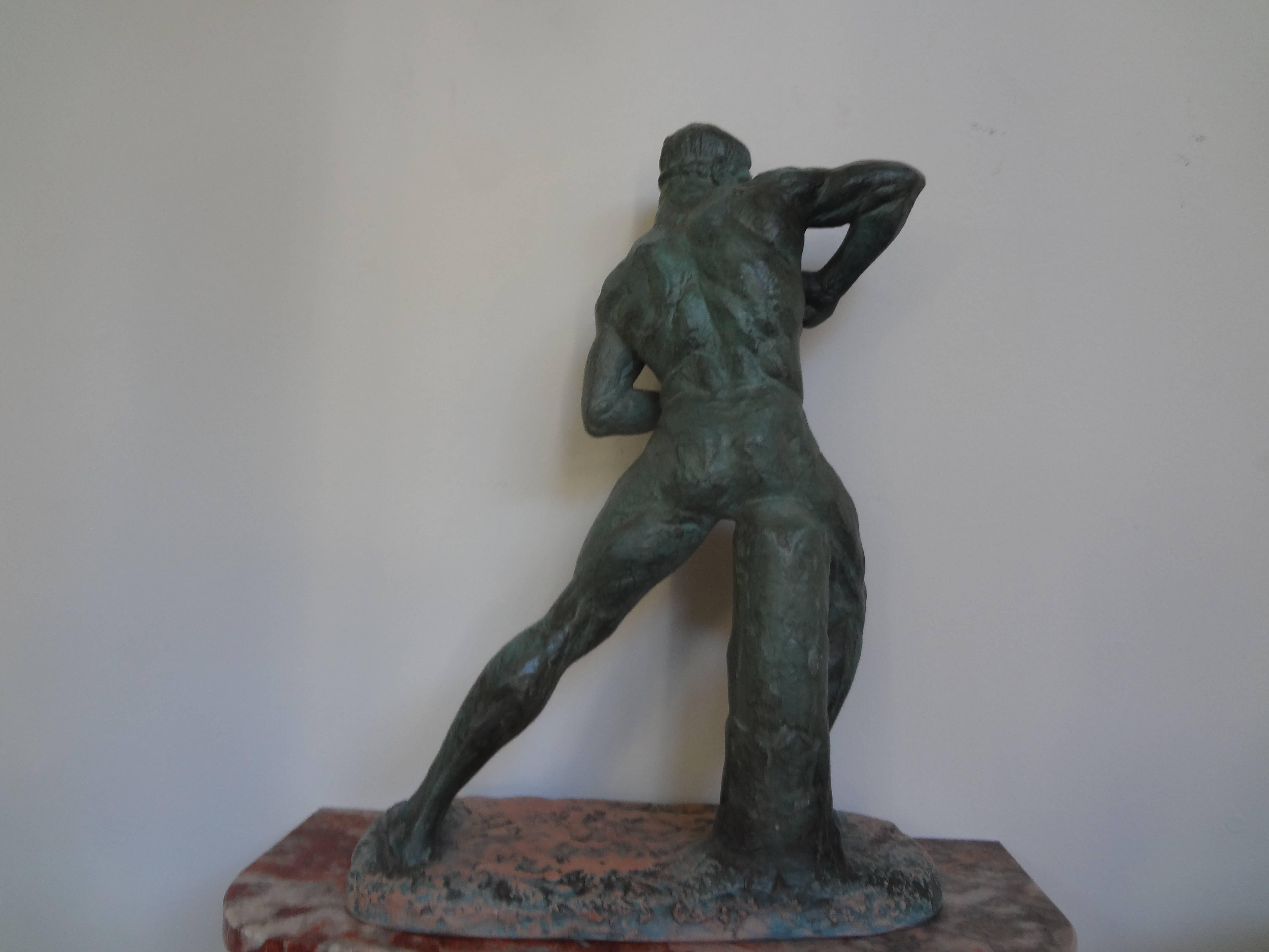 Milieu du XXe siècle Sculpture d'athlète française Art déco en terre cuite de Bargas en vente