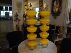 Coppia alta di lampade in vetro di Murano giallo su basi in lucite