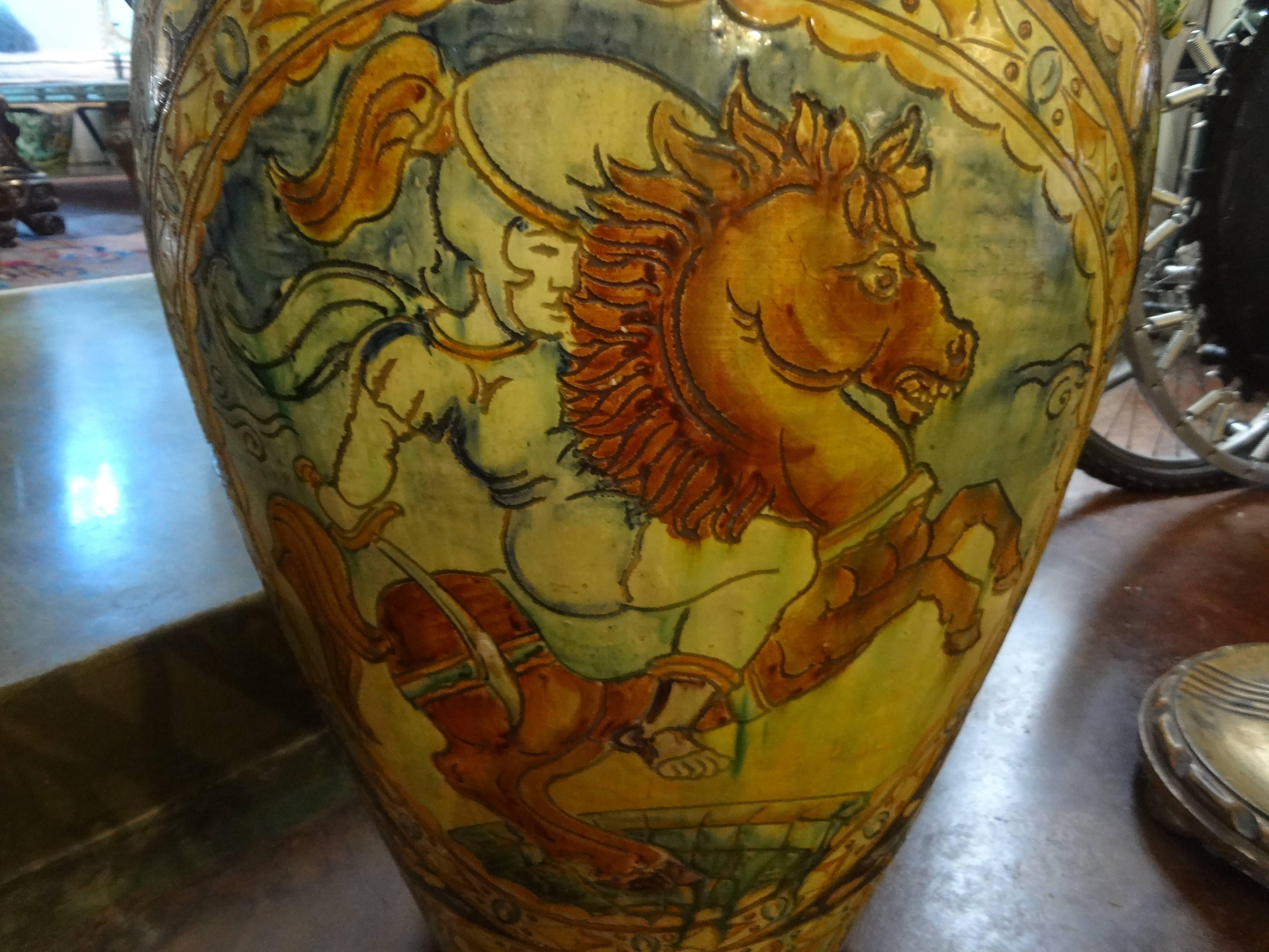 Italienische glasierte Terrakotta Urbino Maiolica Stil Urne oder Gefäß in gedämpften Farben mit gut detaillierten Pferdemotiv und Löwenköpfe als Griffe auf beiden Seiten, um 1920. Maßnahmen: 28.5