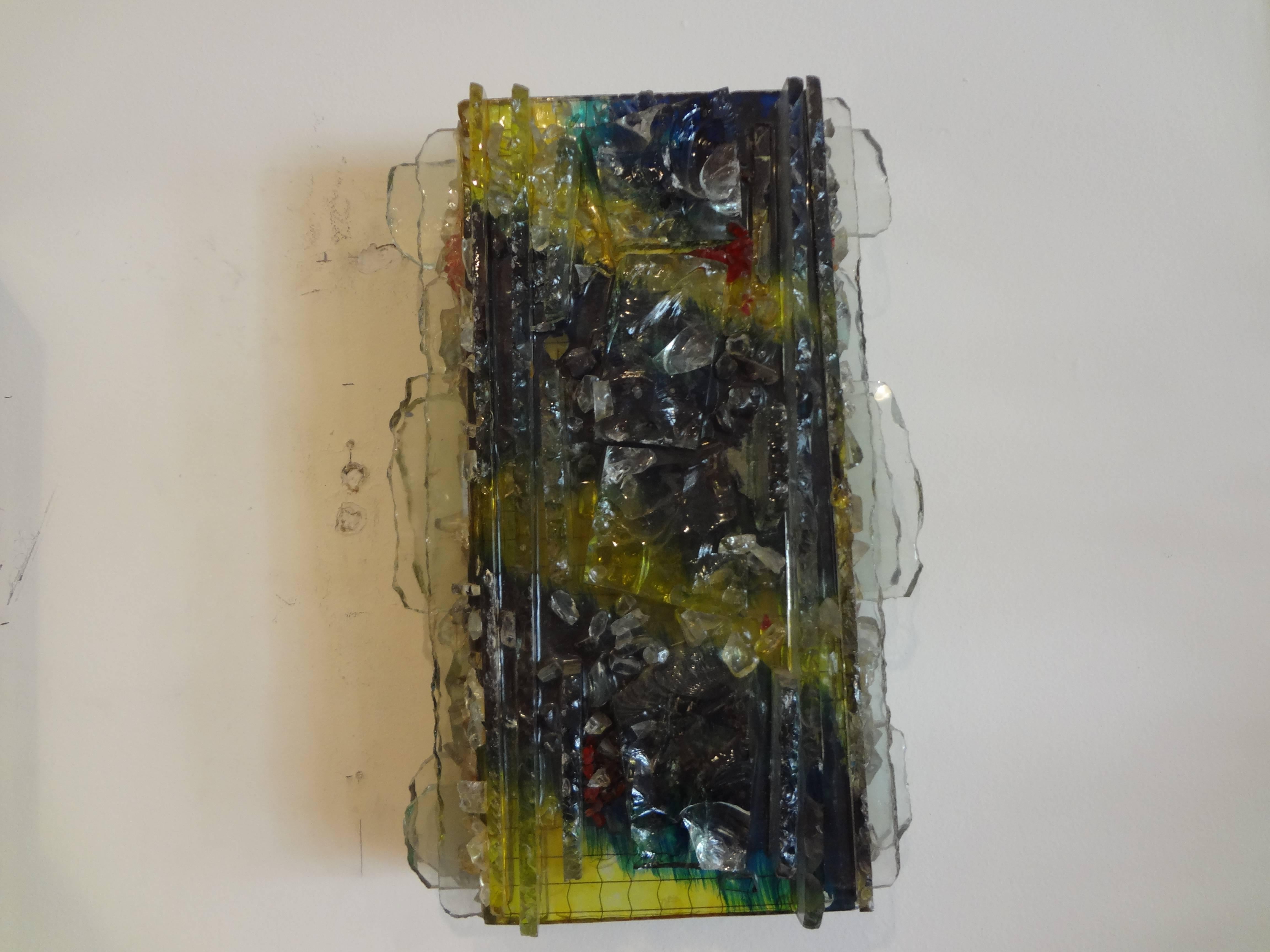 Intéressante paire d'appliques en verre multicolore sur cadre métallique par A. Lankhorst pour RAAK Amsterdam, Pays-Bas, circa 1964, nouvellement câblées pour le marché américain.
Ces étonnantes appliques en verre sont représentatives du mouvement