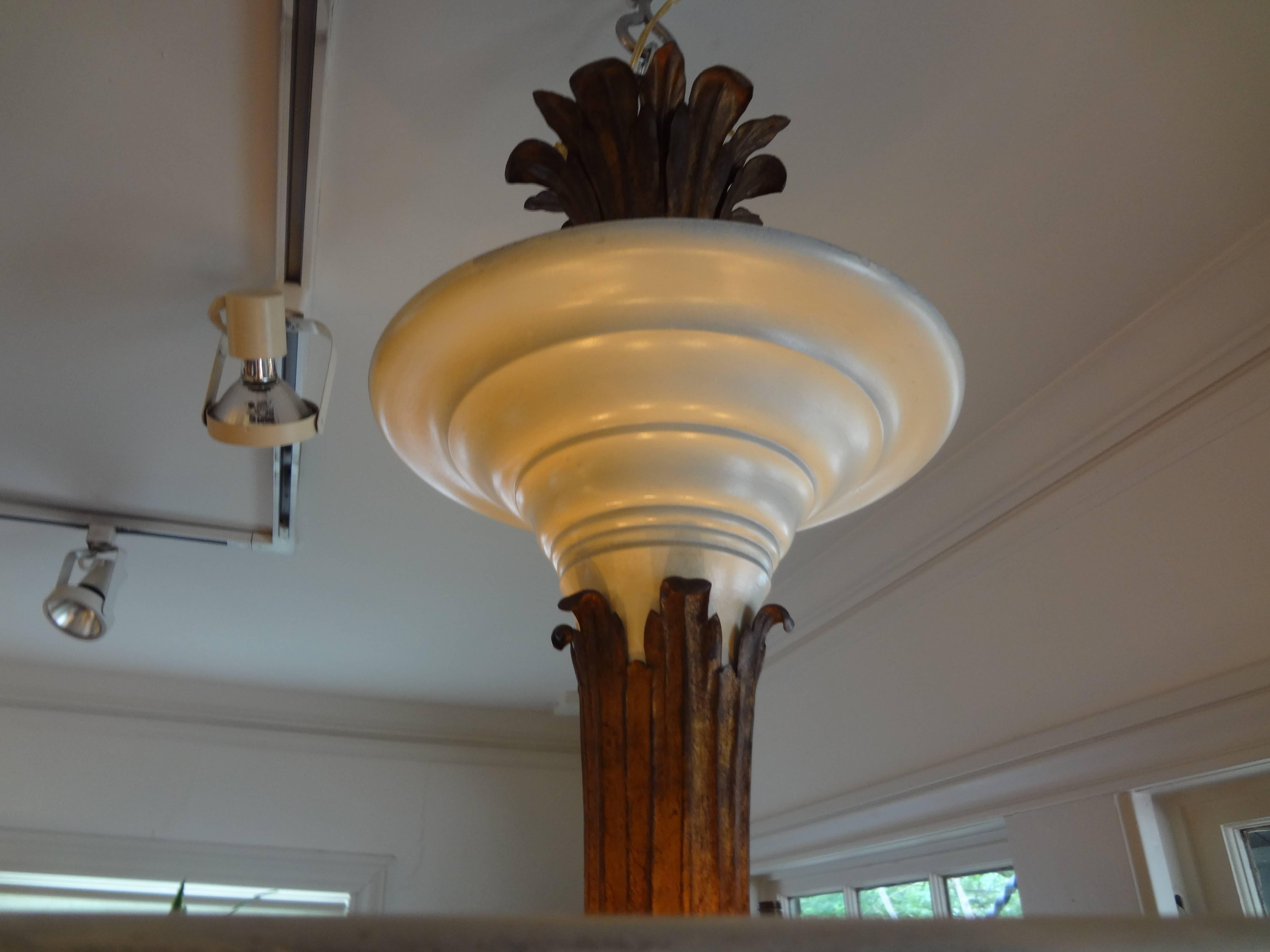 Superbe lustre ou pendentif d'époque Art déco français à deux niveaux en tole ivoire et laiton, vers 1925. Nouvellement câblé pour le marché américain. Ce lustre est dans le style d'André Arbus.
Le luminaire peut être encastré ou suspendu à la