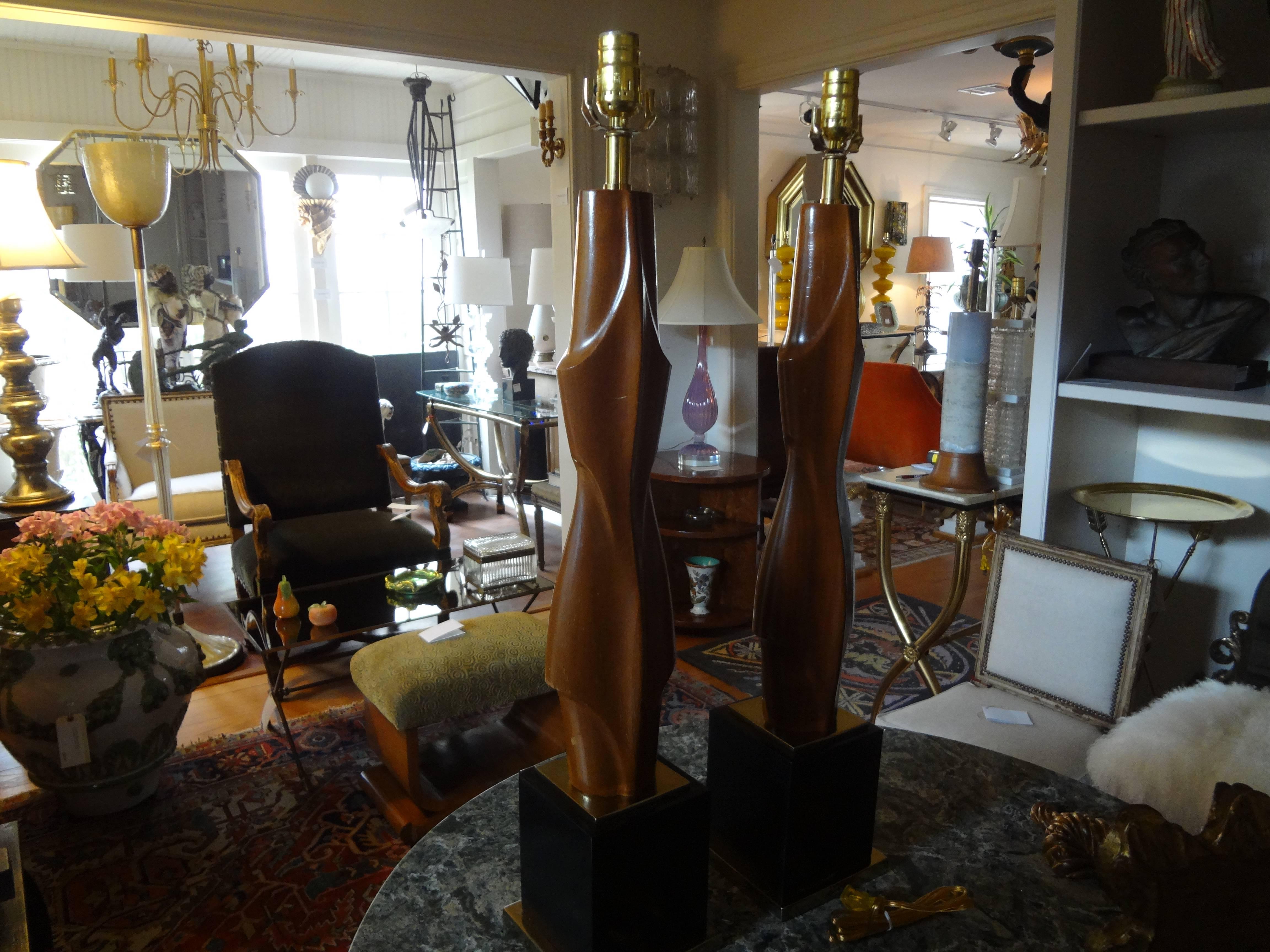 Pair of Maurizio Tempestini Mid-Century Modern Carved Wood Lamps In Good Condition In Houston, TX