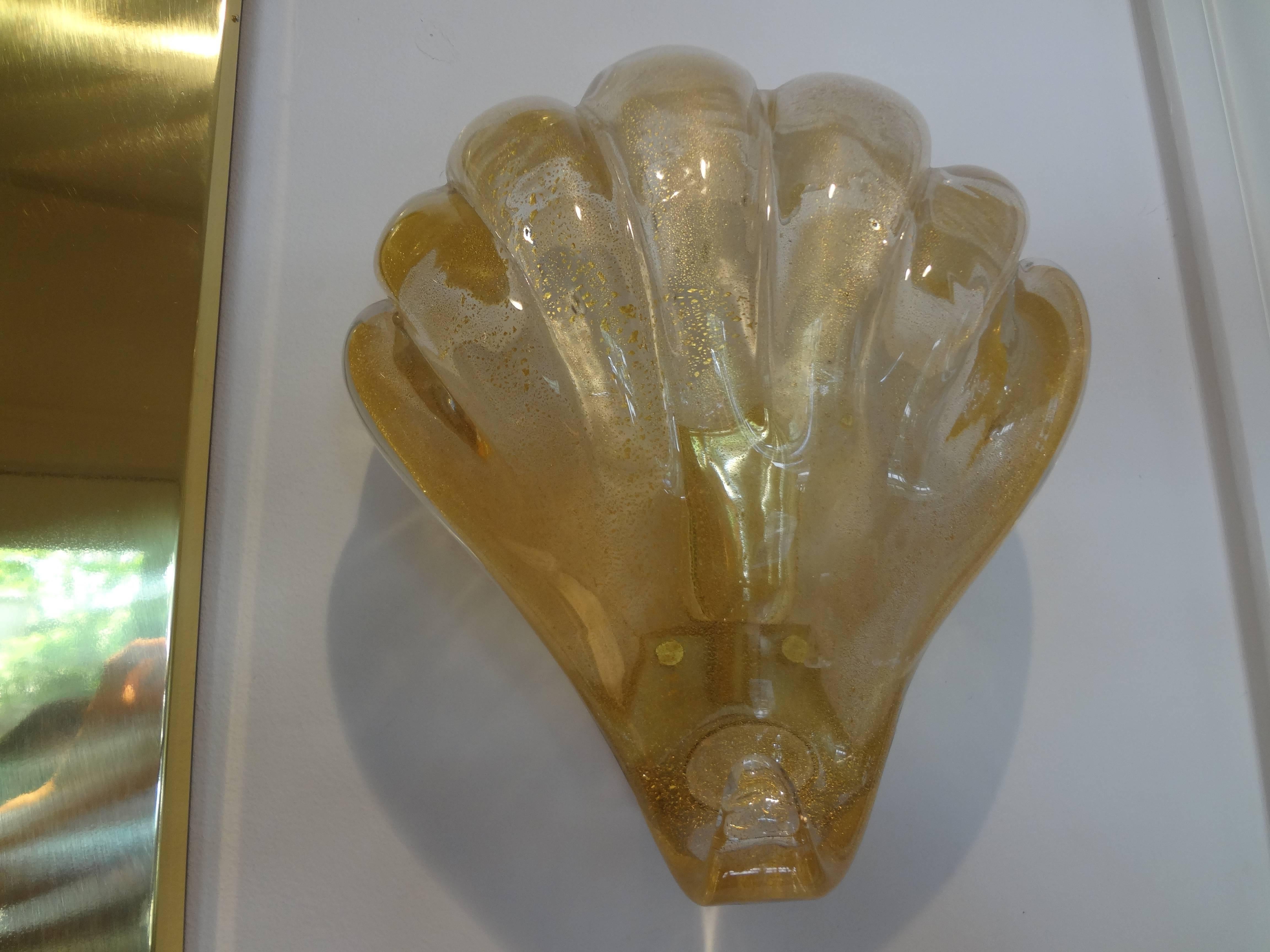 Pair of Barovier Style Gold Murano Glass Shell Sconces In Good Condition In Houston, TX