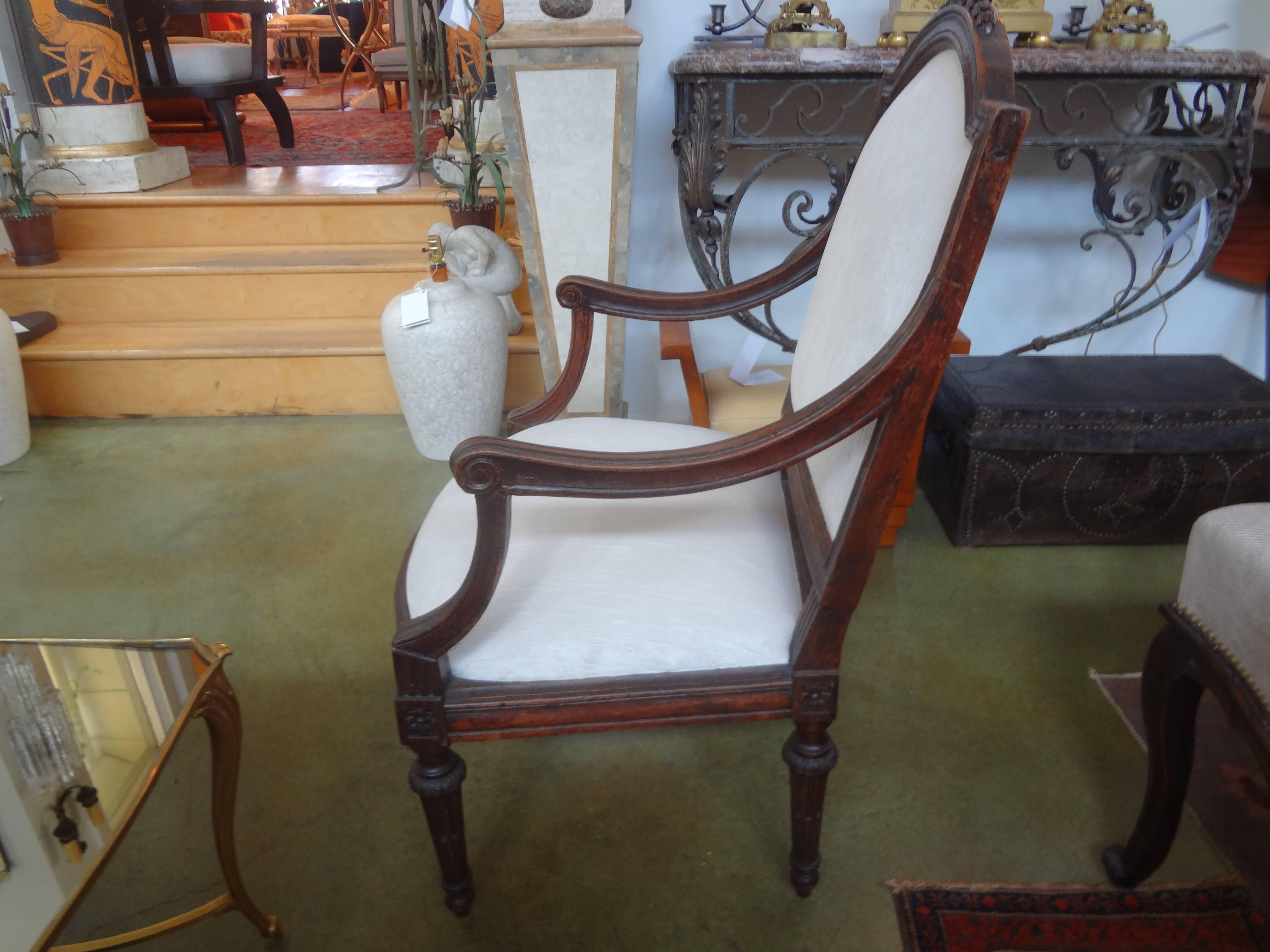 Neoclassical Pair of 18th Century Italian Walnut Chairs For Sale