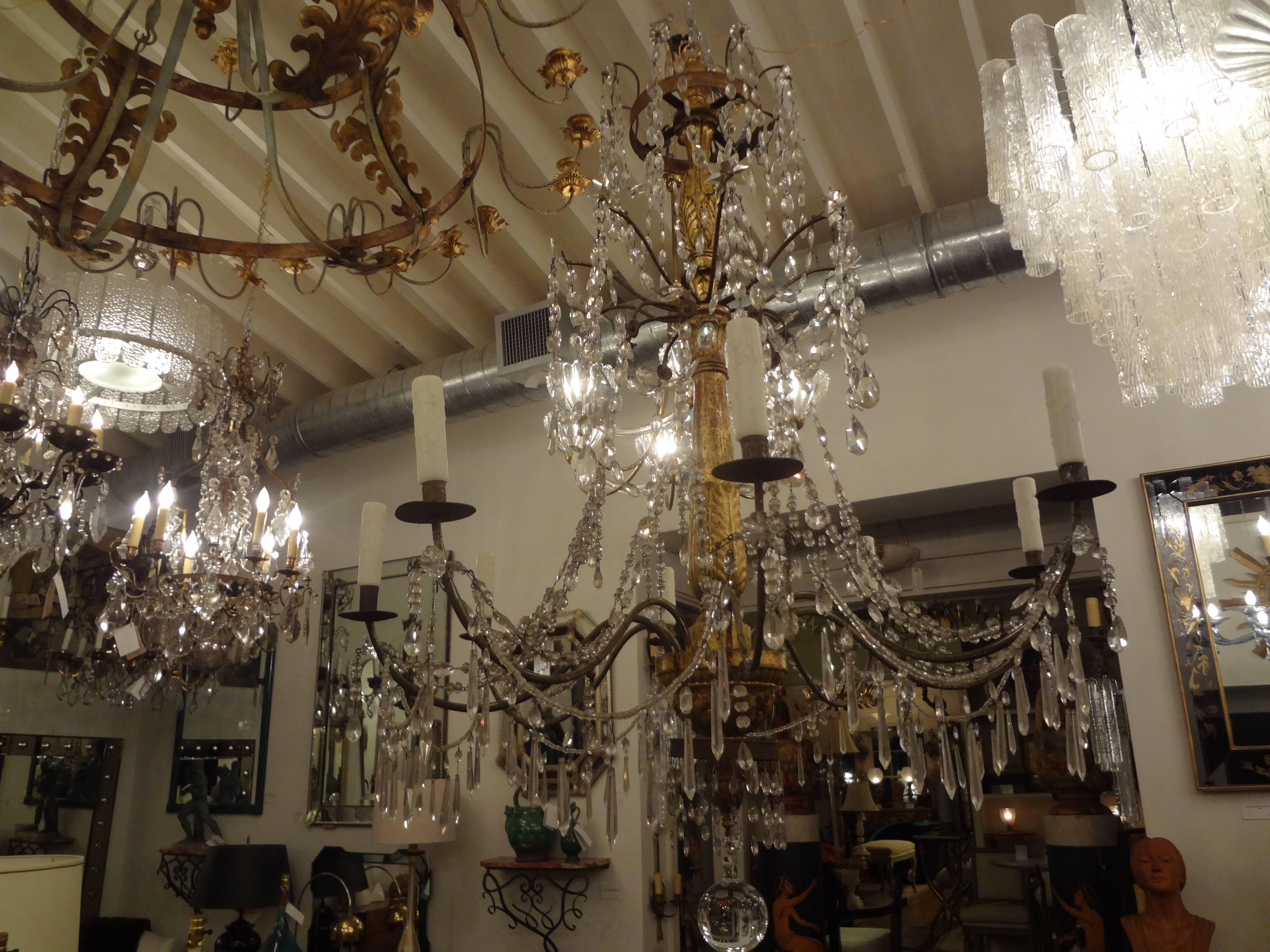 Late 18th Century Genovese Gilt Wood And Crystal Eight-Light Chandelier 3