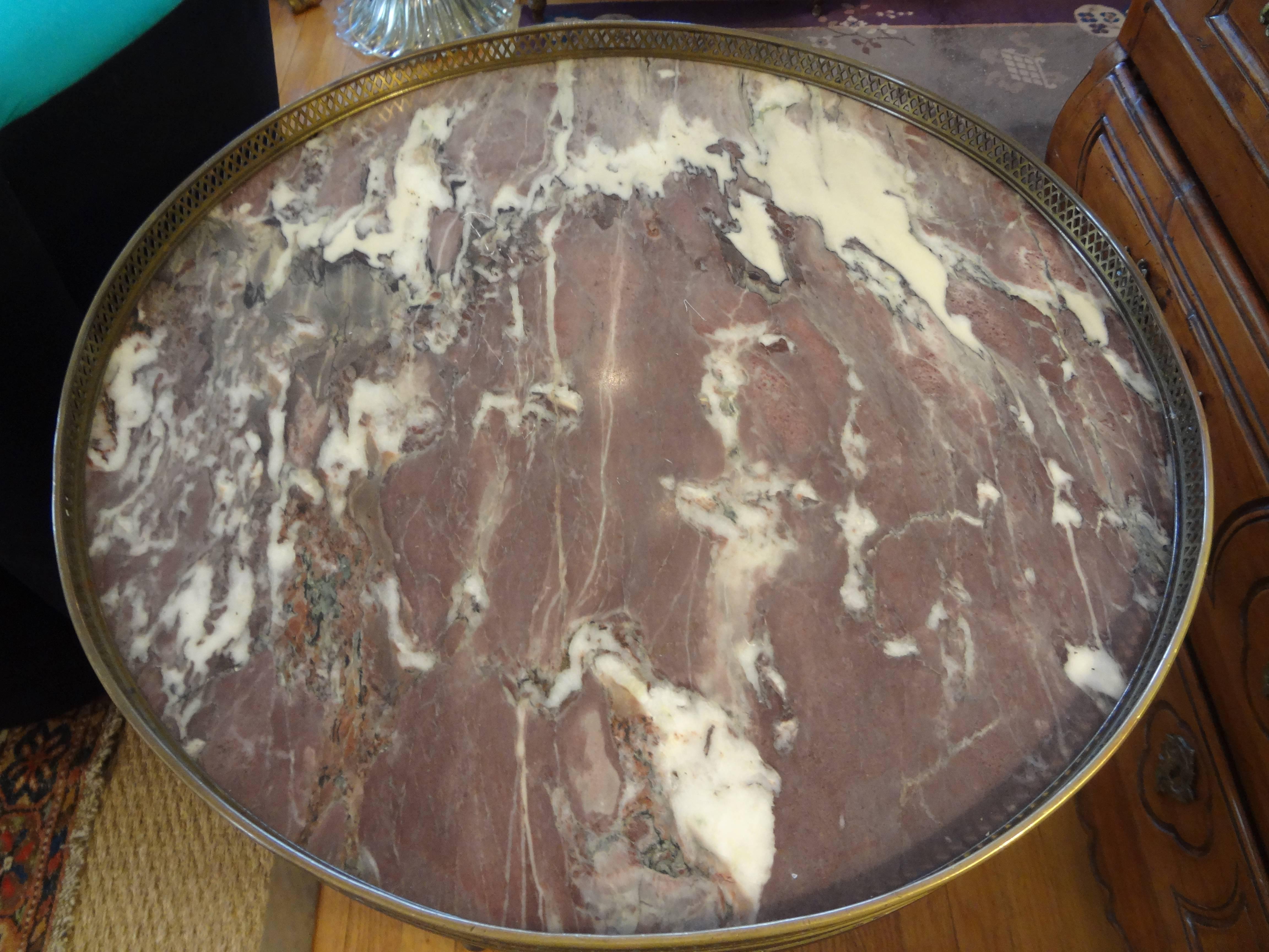 Französischer Bouillotte-Tisch aus Nussbaumholz im Louis-XVI.-Stil des 19. Jahrhunderts mit Marmorplatte (Louis XVI.) im Angebot