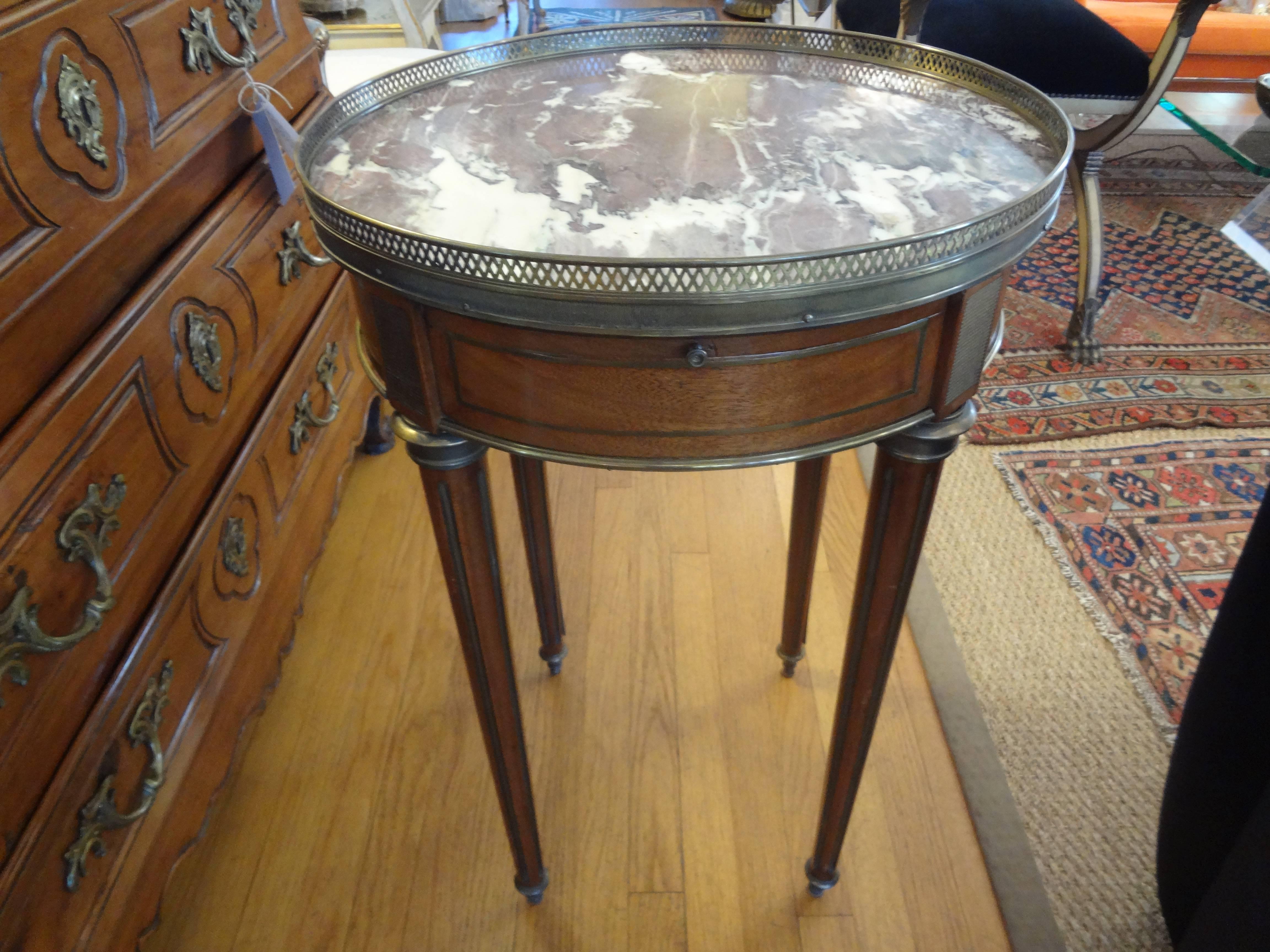 Table bouillotte française du 19ème siècle de style Louis XVI en noyer avec plateau en marbre en vente 1