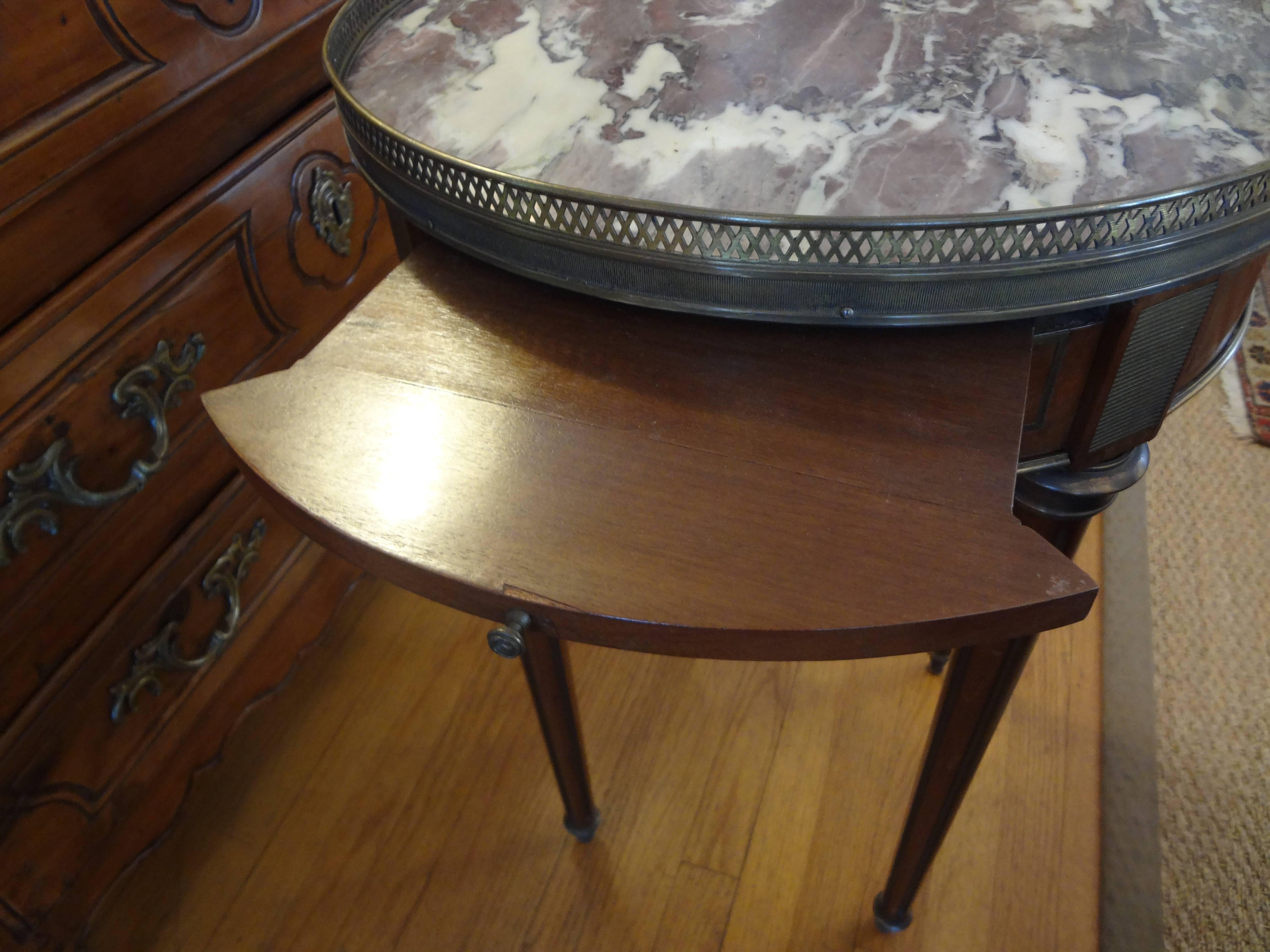 Französischer Bouillotte-Tisch aus Nussbaumholz im Louis-XVI.-Stil des 19. Jahrhunderts mit Marmorplatte im Angebot 4