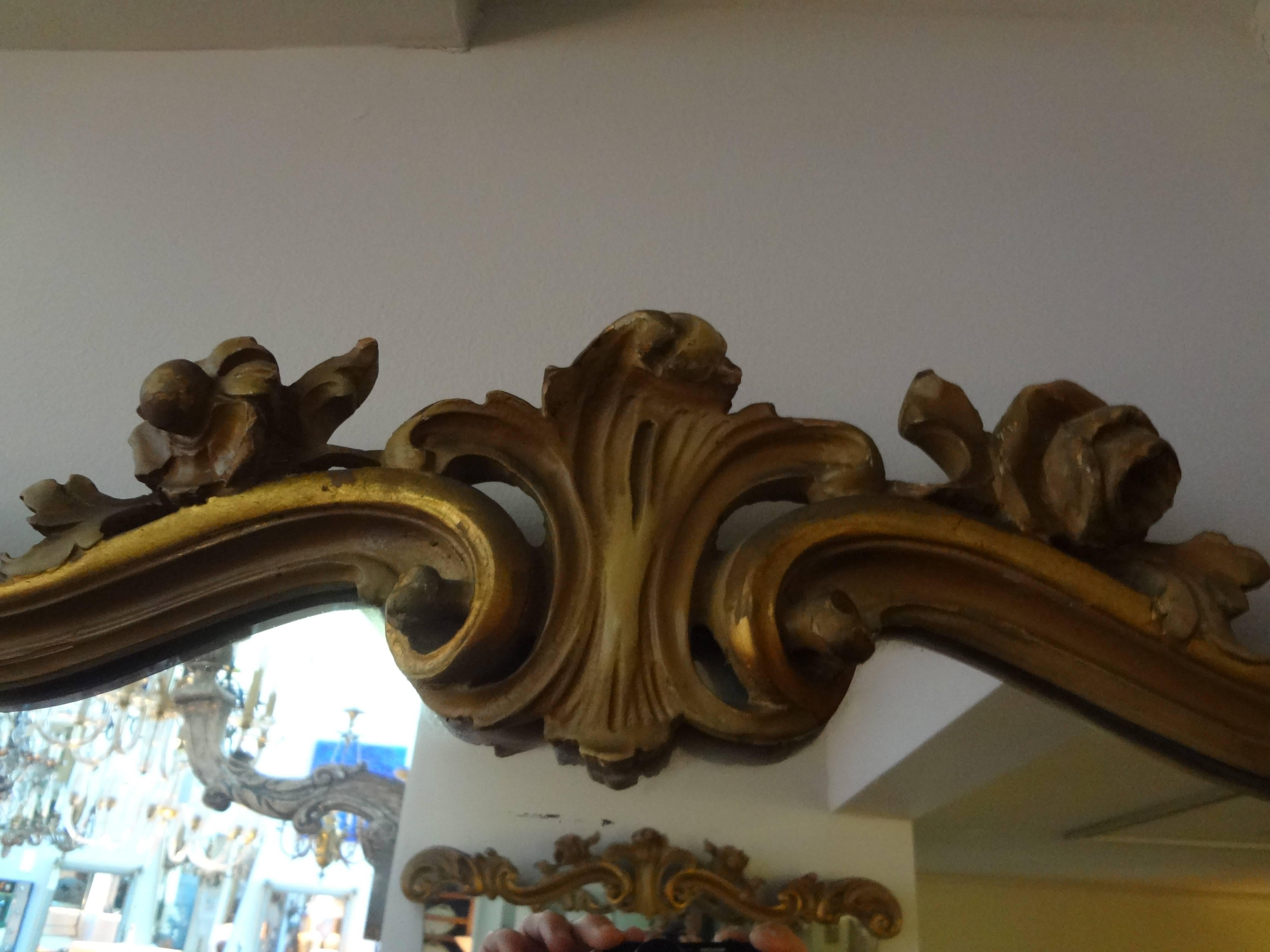 Paar italienische Spiegel aus bemaltem und vergoldetem Holz – Roche-inspiriert (Hollywood Regency) im Angebot