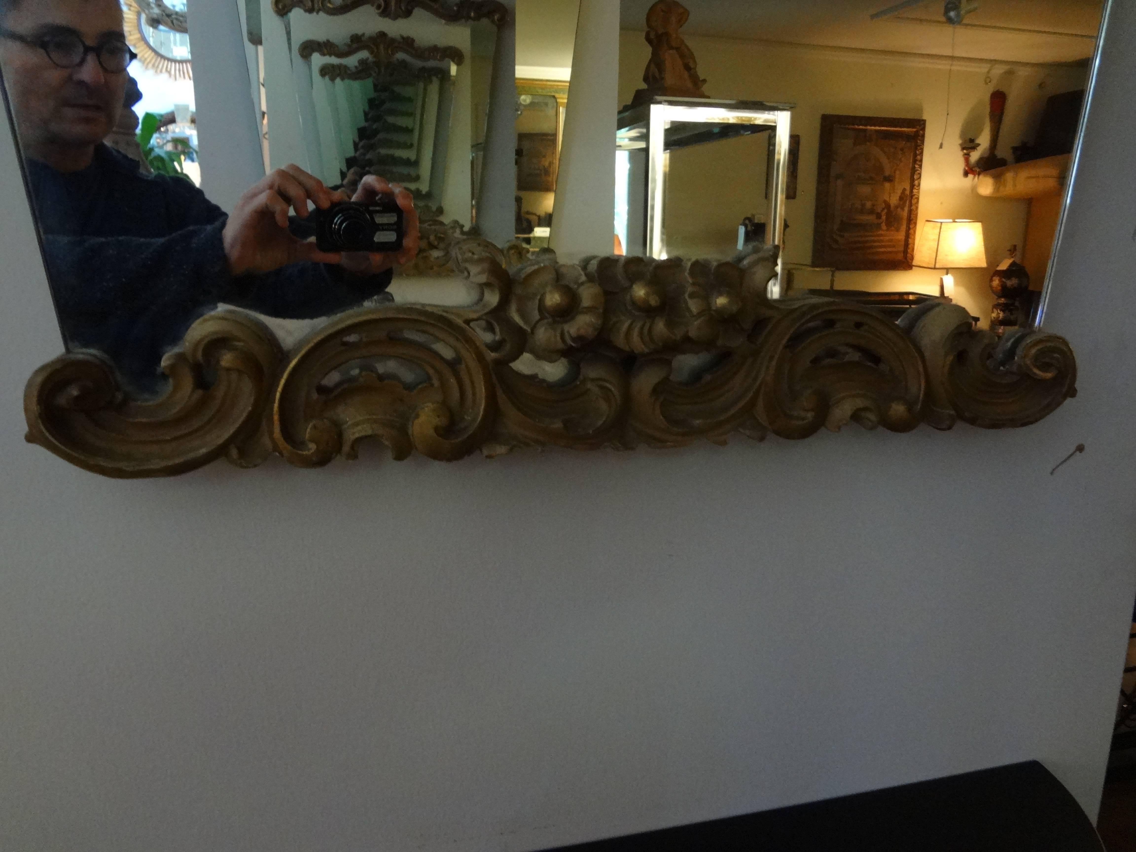 Paar italienische Spiegel aus bemaltem und vergoldetem Holz – Roche-inspiriert (Italienisch) im Angebot