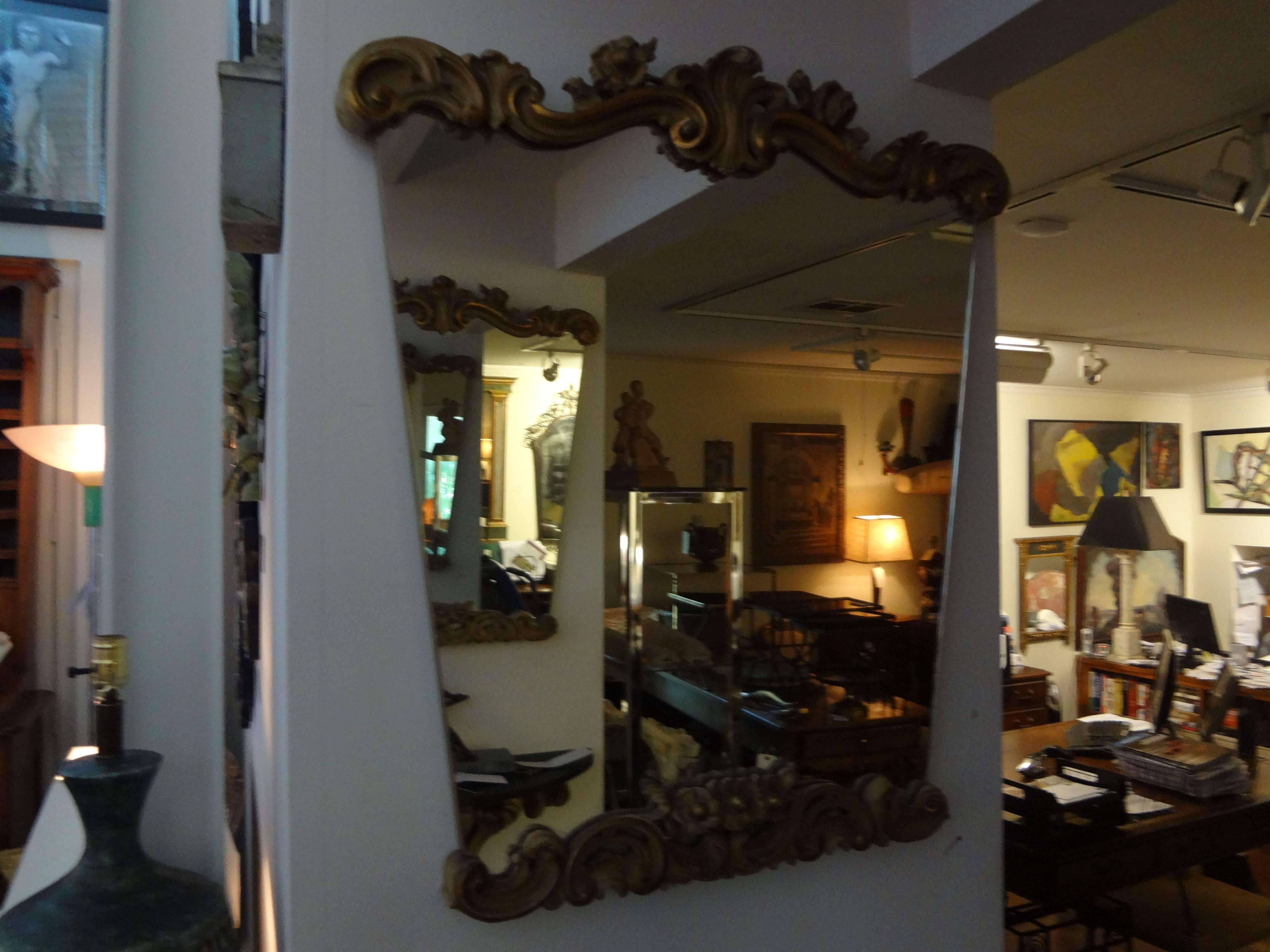 Paar italienische Spiegel aus bemaltem und vergoldetem Holz – Roche-inspiriert (Mitte des 20. Jahrhunderts) im Angebot