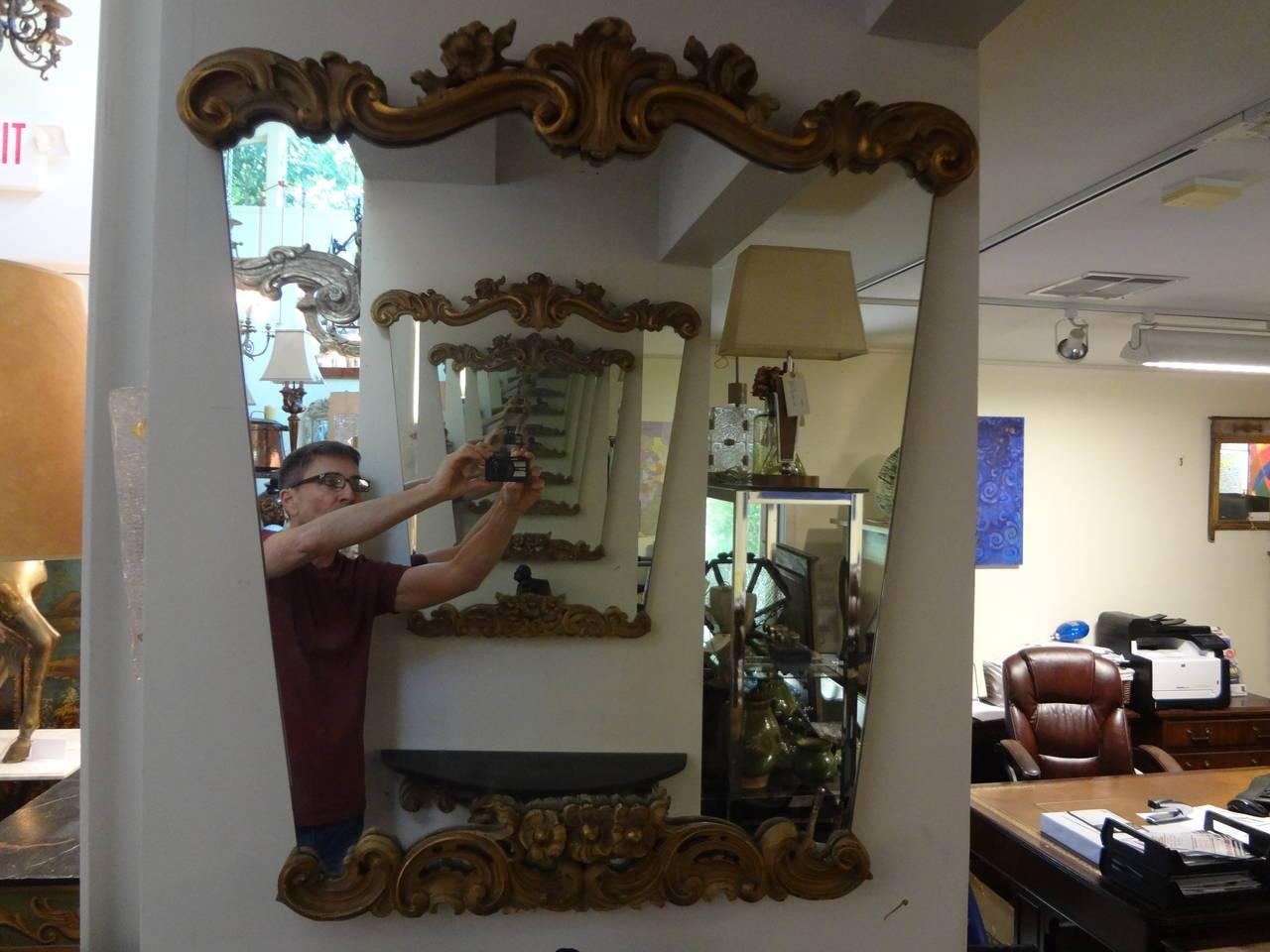 Paar italienische Spiegel aus bemaltem und vergoldetem Holz – Roche-inspiriert im Angebot 1