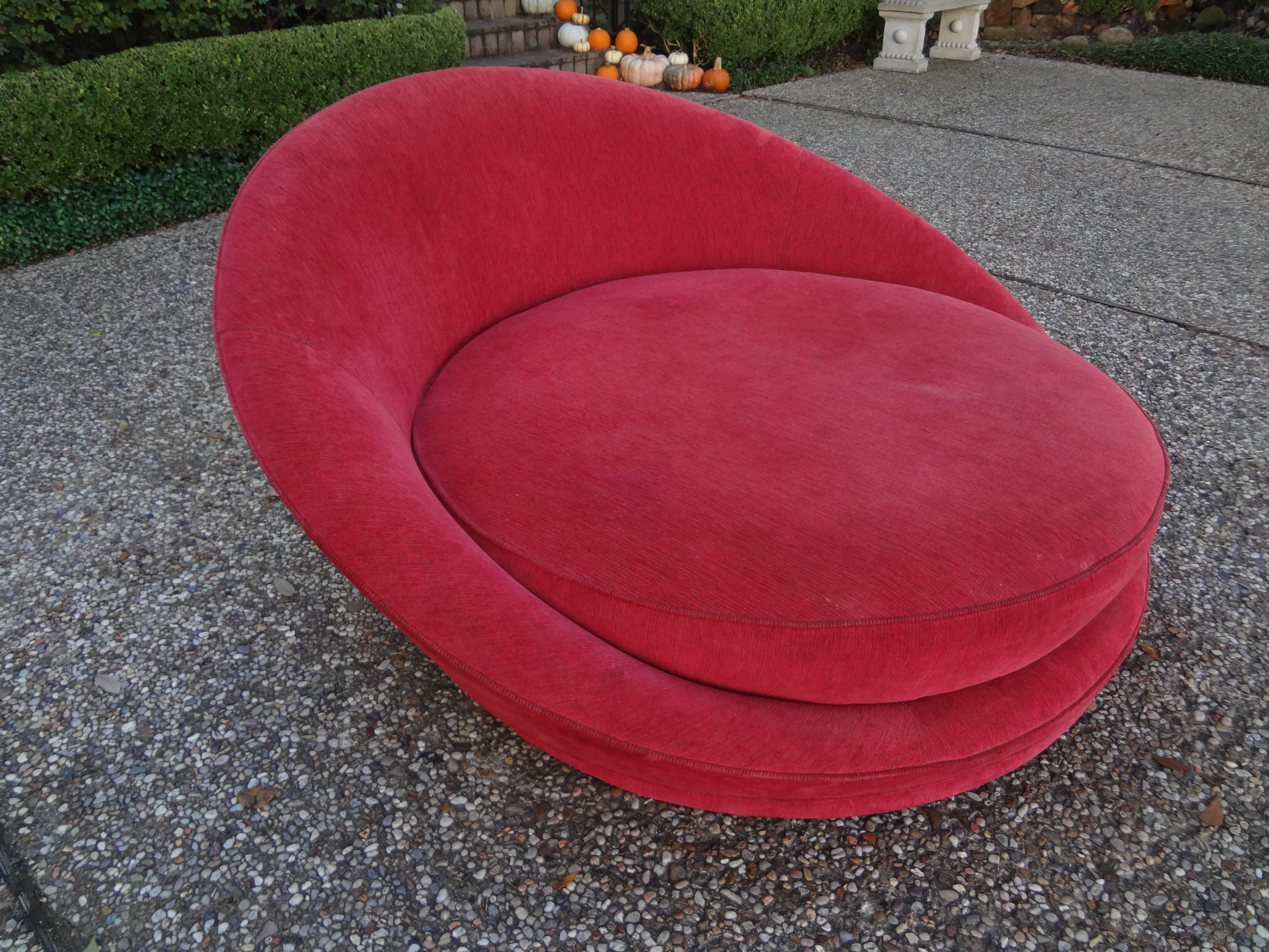 Fantastic large Mid-Century Modern sculptural round chaise or satellite chair by Milo Baughman, circa. 1965.
This lounge chair is most comfortable and will accommodate two.
In great structural condition and ready for new upholstery.