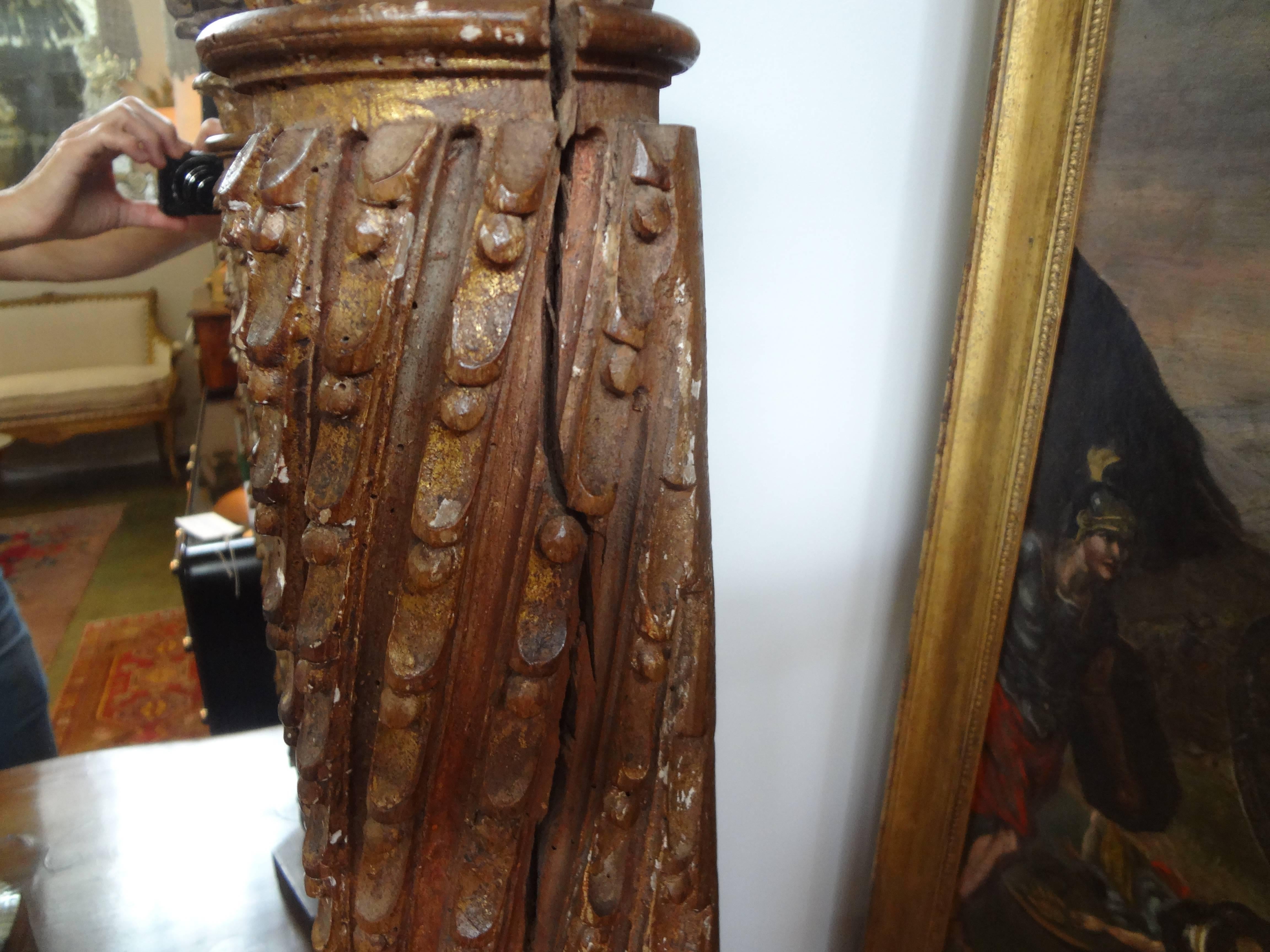 Lampe à colonne corinthienne italienne en bois doré Bon état - En vente à Houston, TX