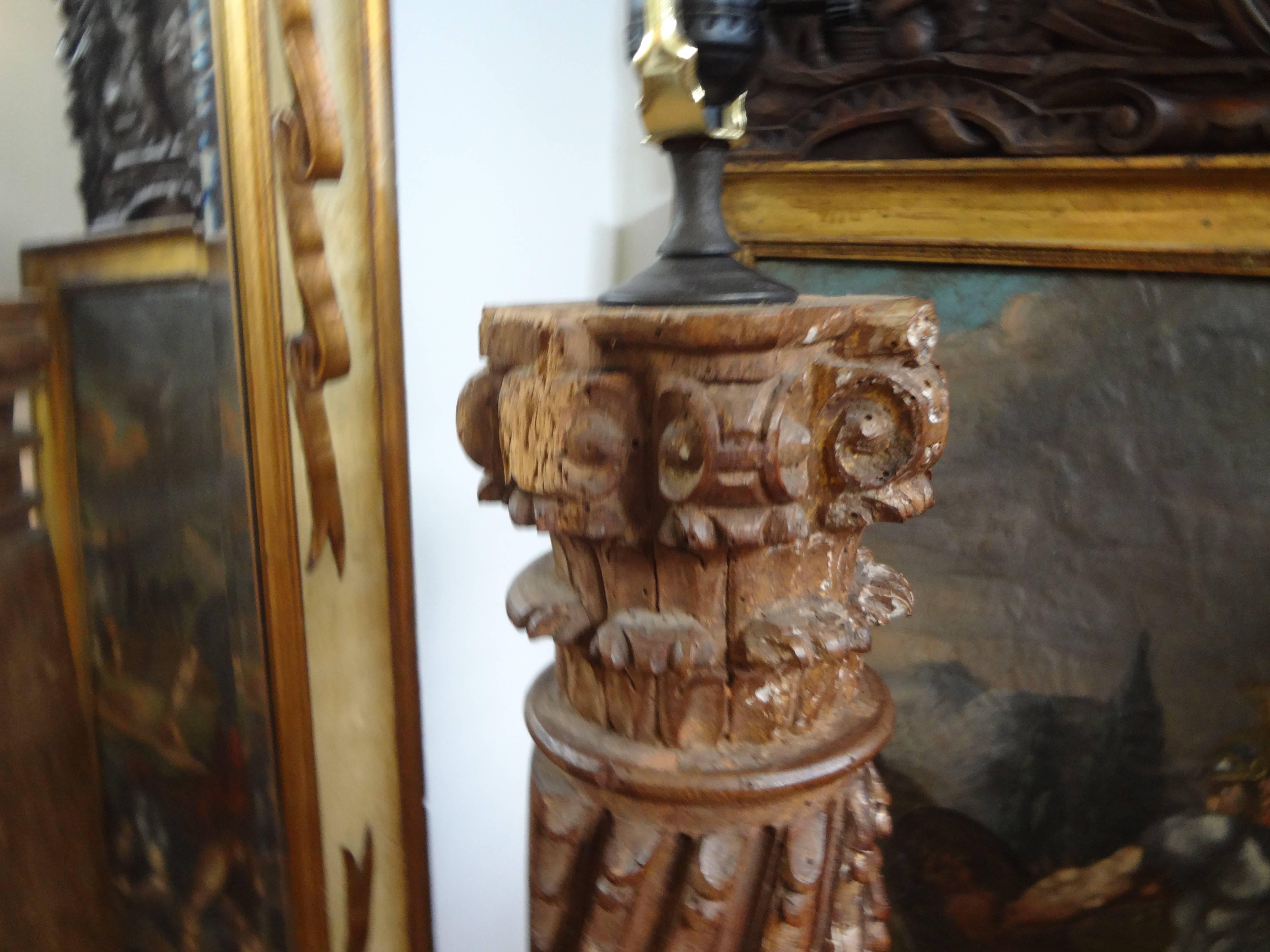 Lampe à colonne corinthienne italienne en bois doré en vente 1