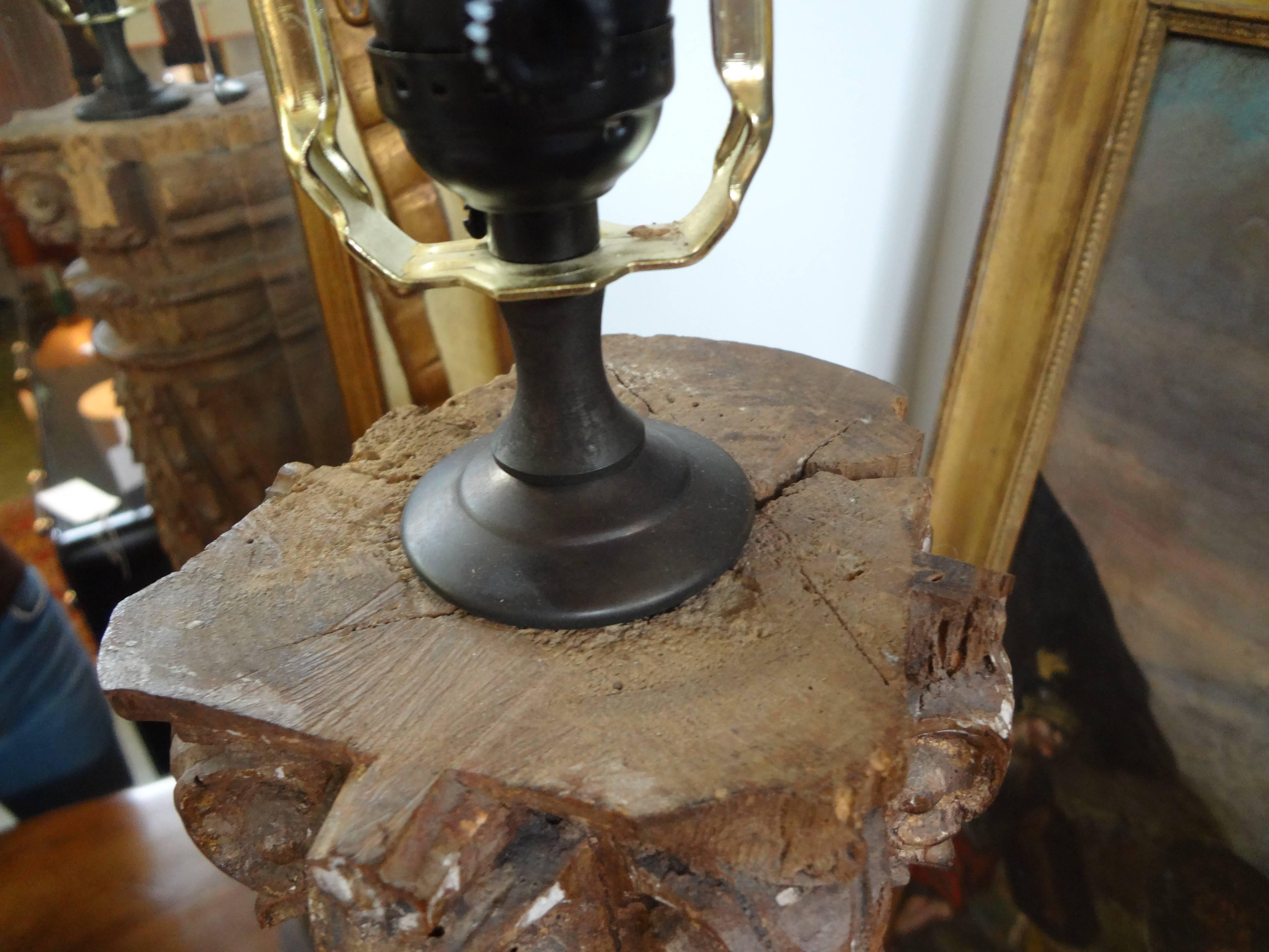 Lampe à colonne corinthienne italienne en bois doré en vente 2