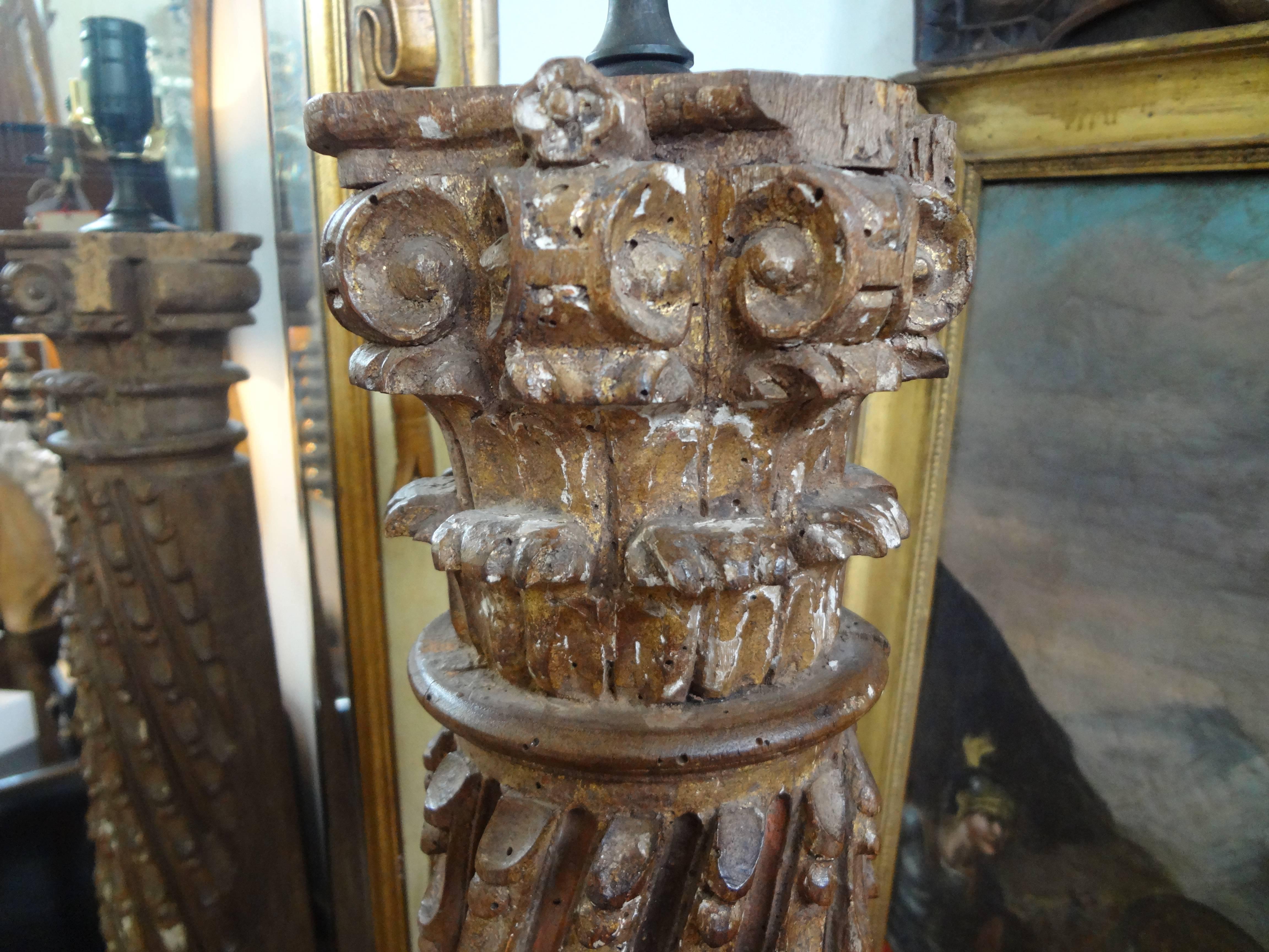 Lampe à colonne corinthienne italienne en bois doré en vente 3