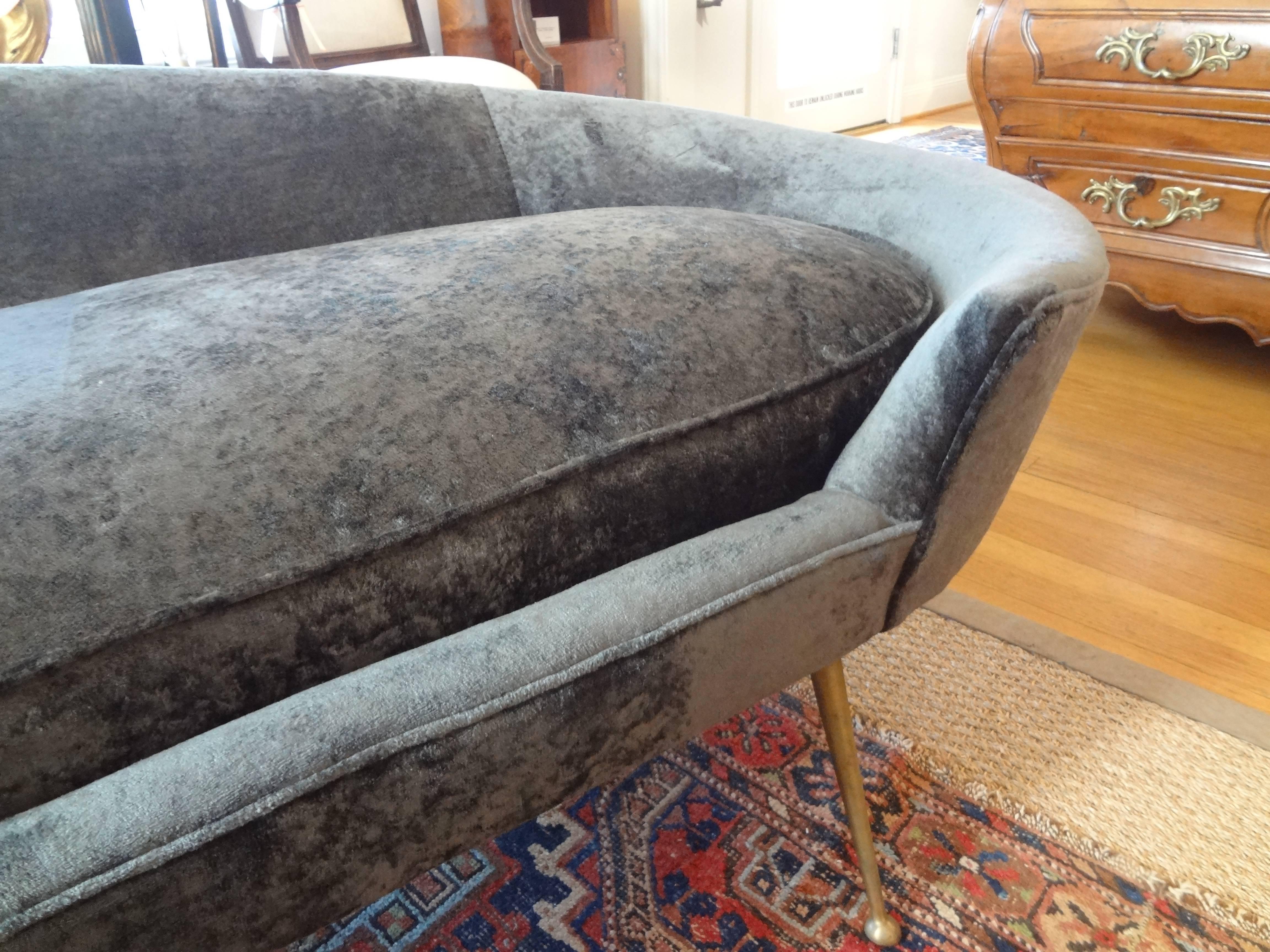 Italienisches geschwungenes Sofa aus der Mitte des Jahrhunderts mit Messingbeinen, Federico Munari zugeschrieben im Zustand „Gut“ im Angebot in Houston, TX