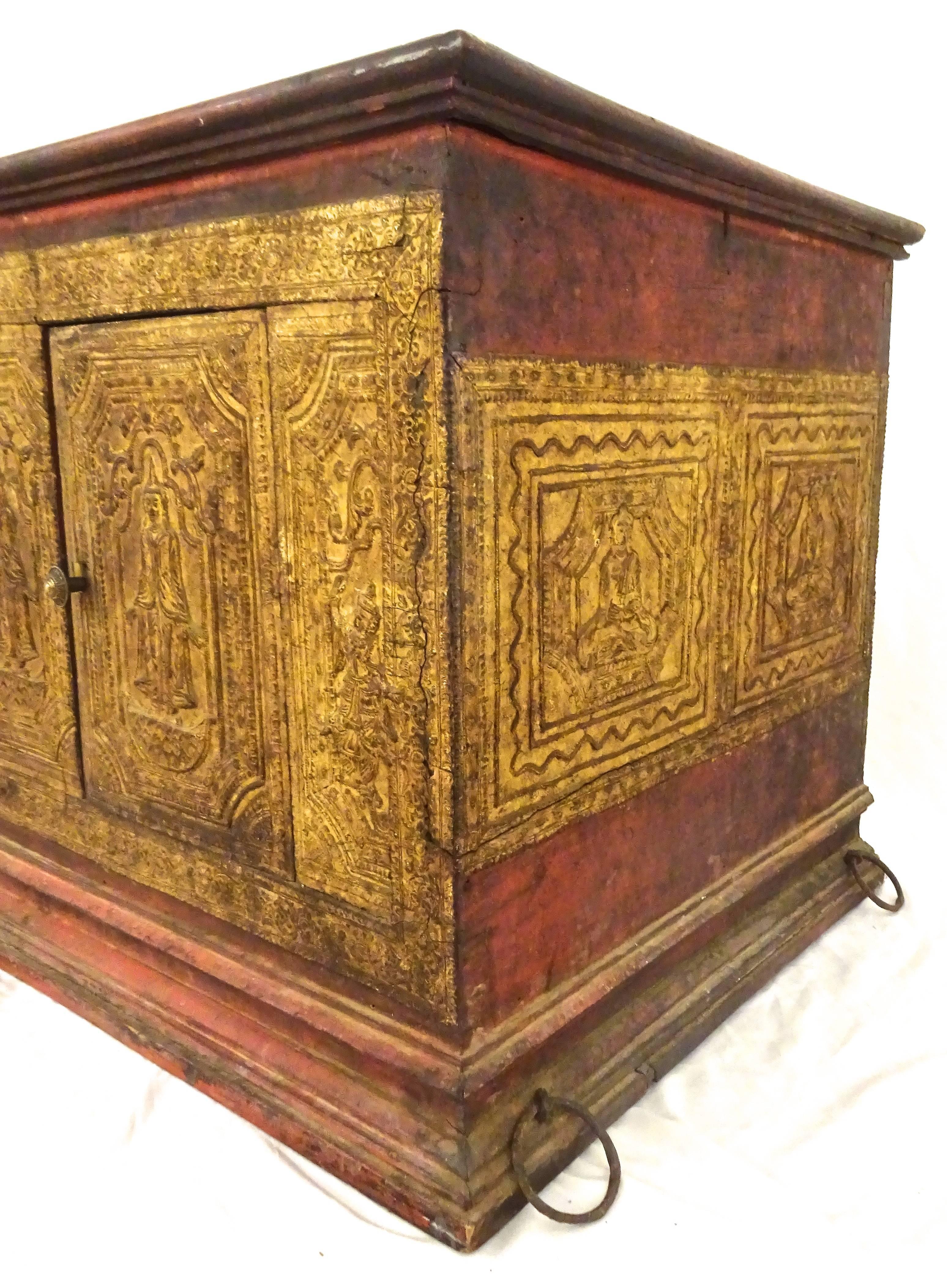 Stunning Large Late 19th Century Thai Parcel-Gilt and Painted Wedding Trunk 2