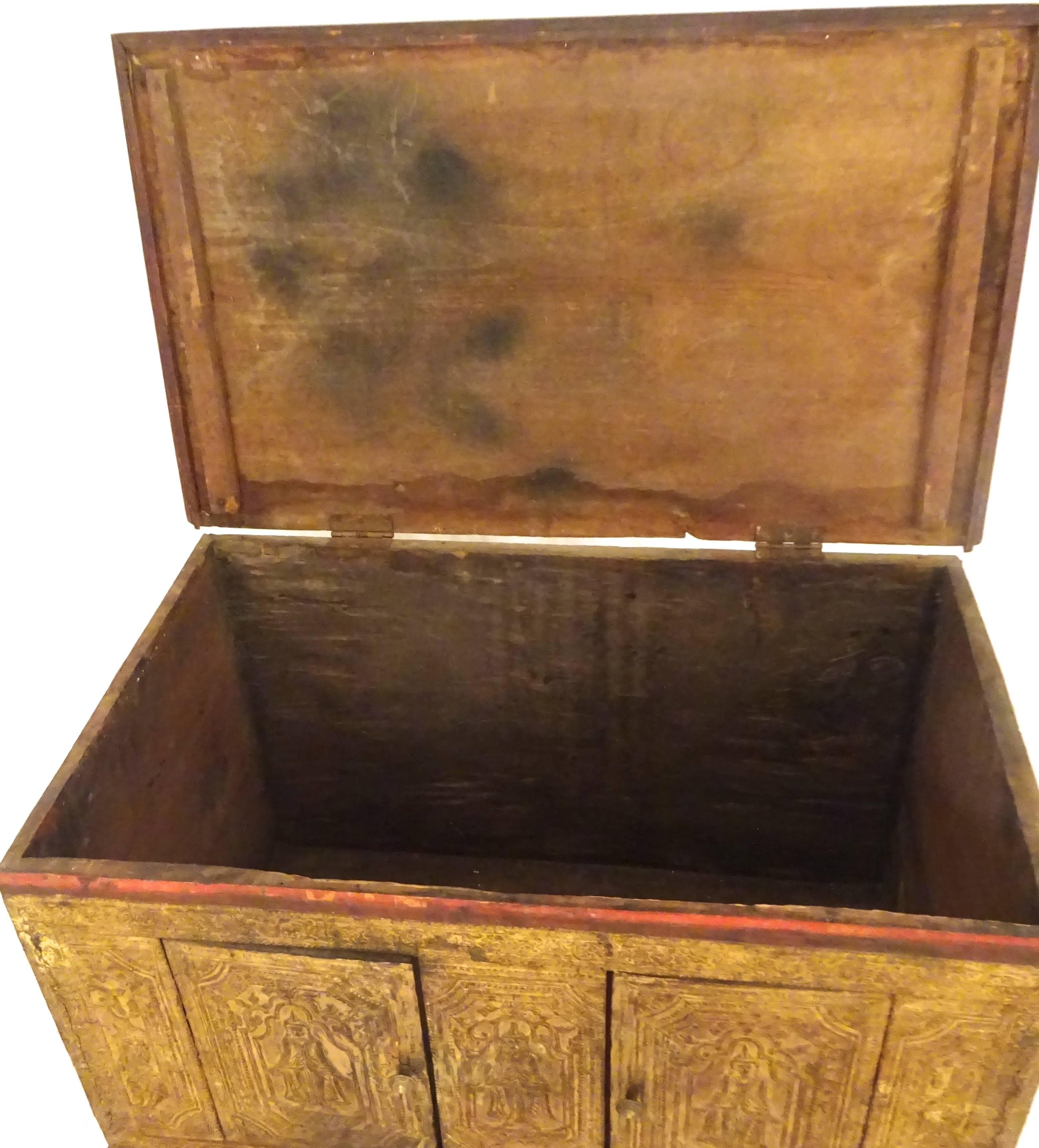 Stunning Large Late 19th Century Thai Parcel-Gilt and Painted Wedding Trunk 3