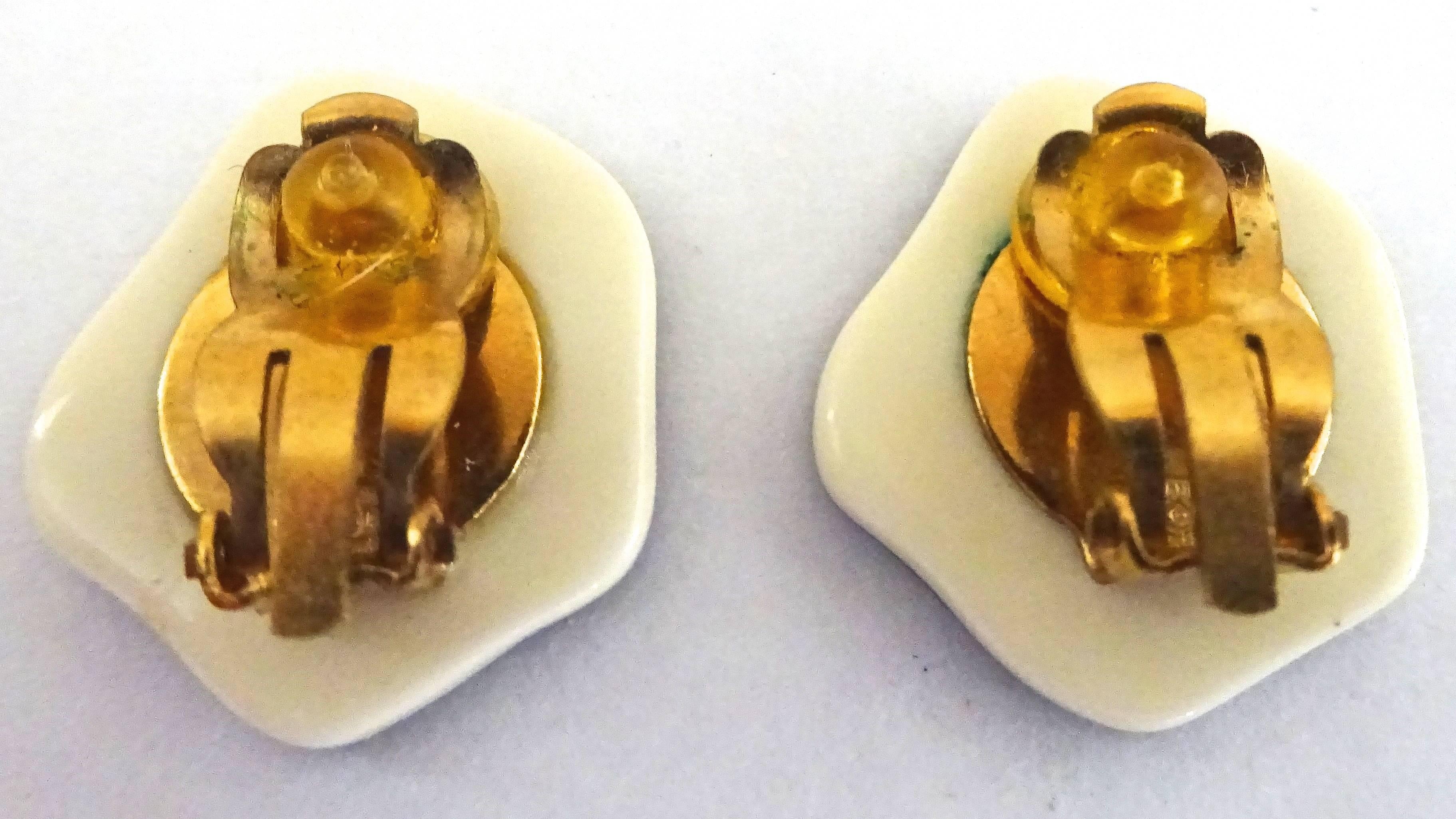 French Graphic Pair of 1980s Chanel Lucite Earrings For Sale