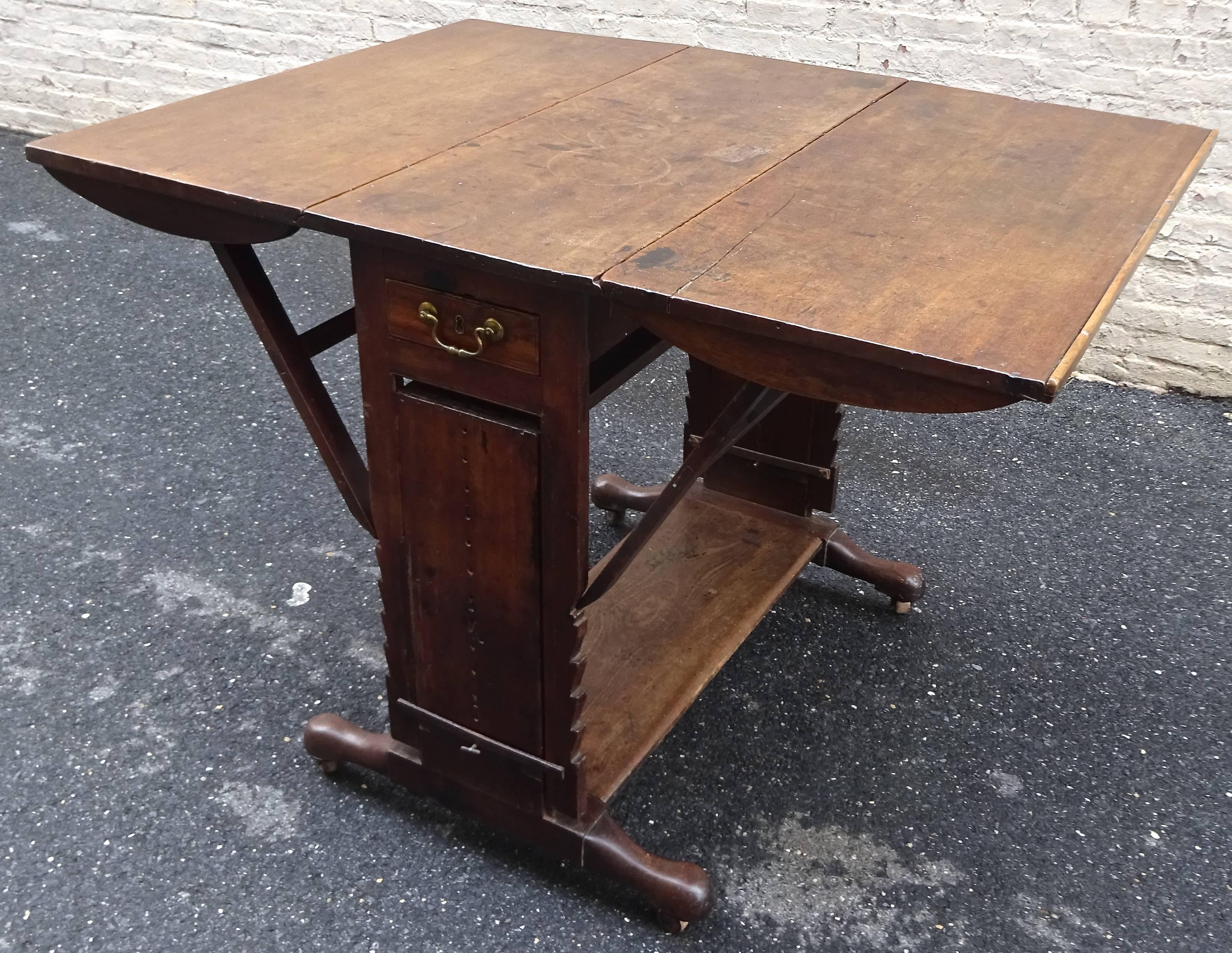 Exceptional Rare Early 18th Century English Walnut Industrial Drafting Table In Excellent Condition In Washington, DC