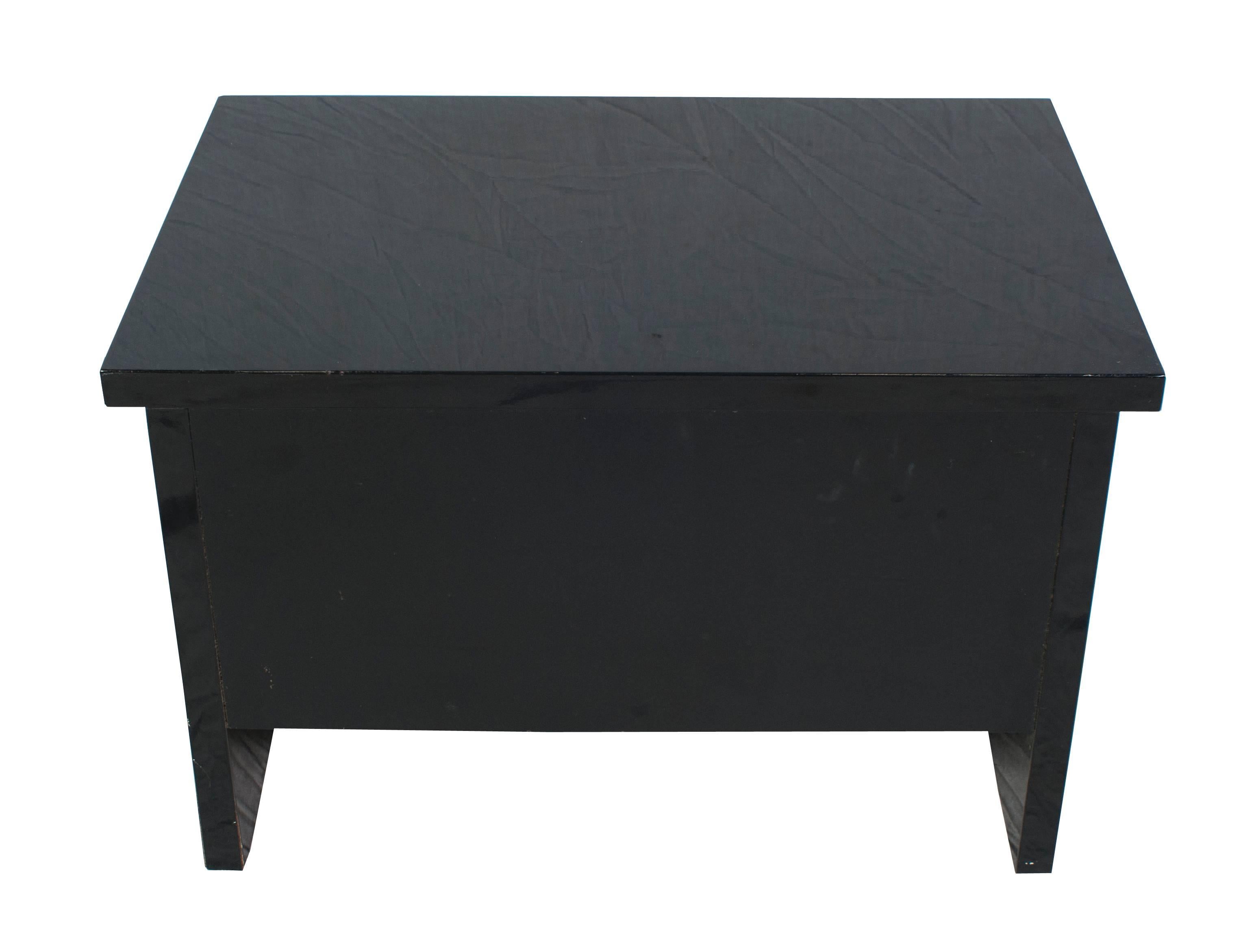 Pair of Black Lacquer Side Tables or Nightstands In Excellent Condition For Sale In Washington, DC