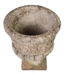 Jardinière in cemento con decorazione floreale