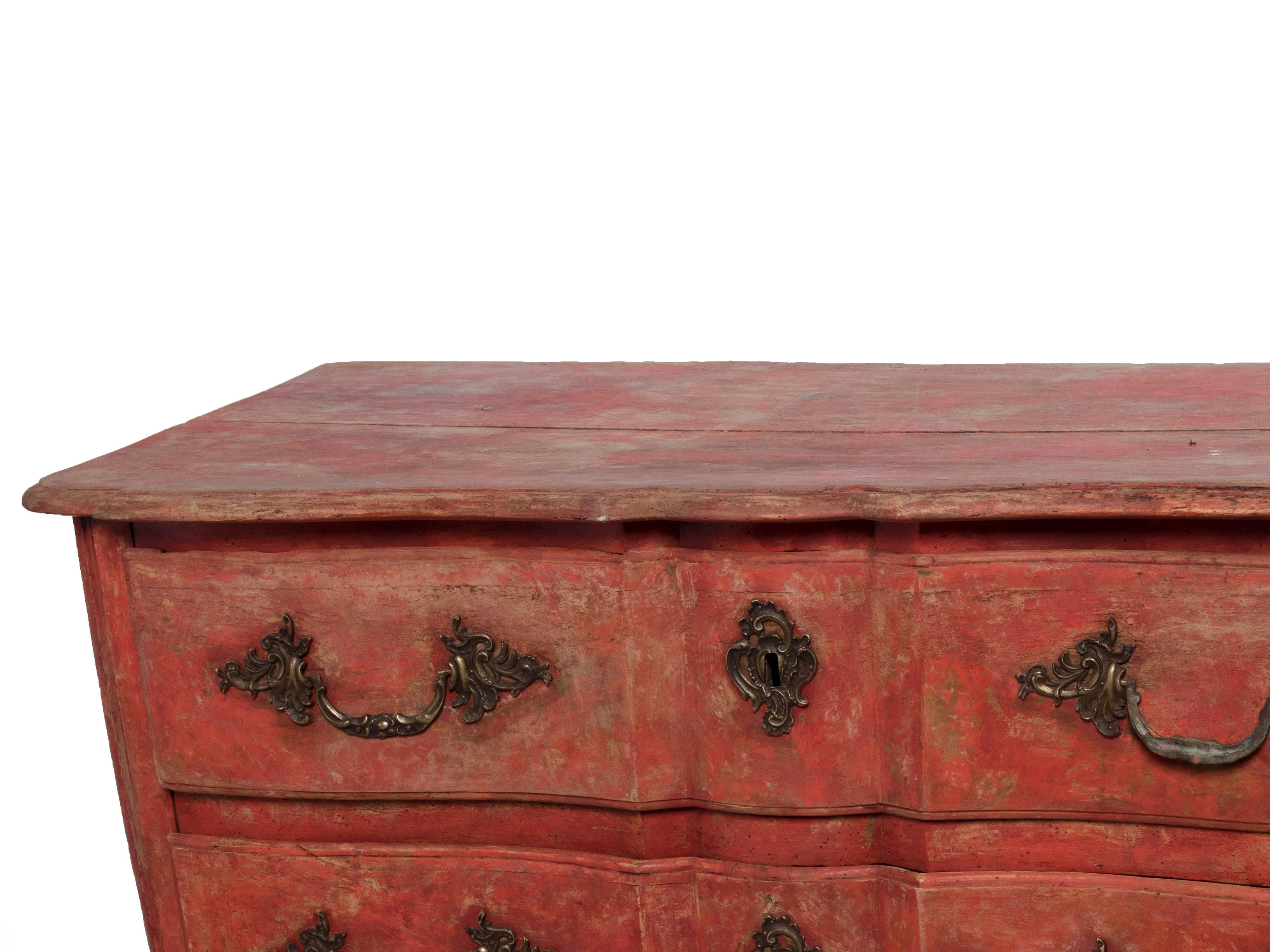 Un mobile danese del XVIII secolo in forma di arbalete.  Questo pezzo è costruito con cura in legno dipinto.  La patina e le finiture dipinte sono meravigliose.
È un pezzo fantastico, che potrebbe essere utilizzato in qualsiasi stanza della casa.