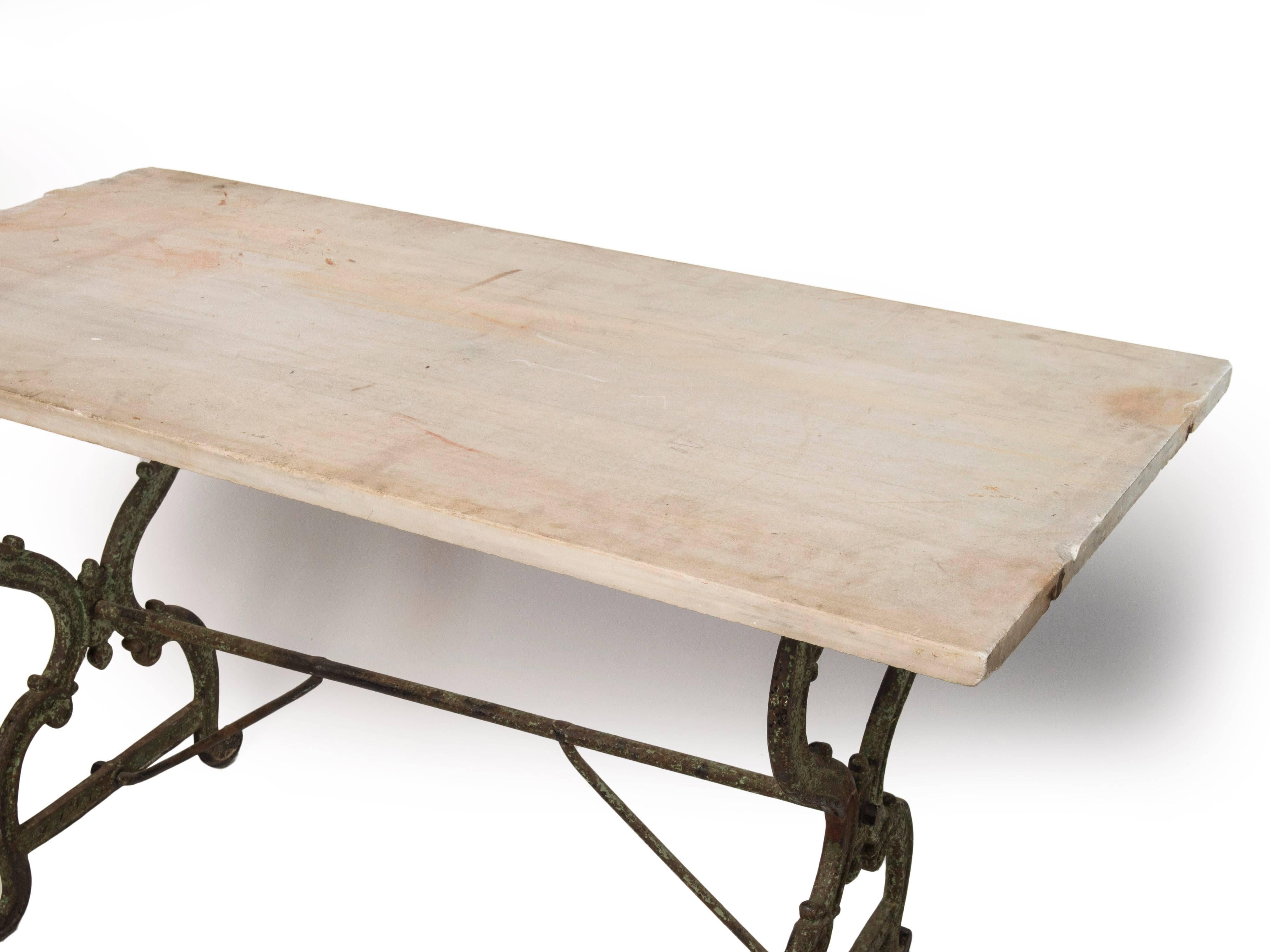 Une table console avec une base en fonte et un dessus en marbre original.