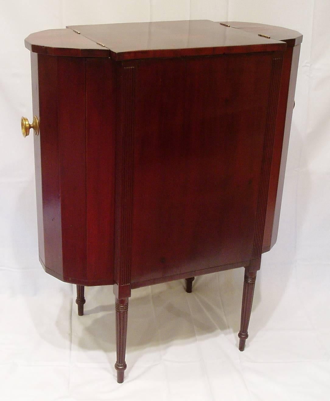 Federal Work Stand, New England, circa 1805 In Excellent Condition In Alexandria, VA