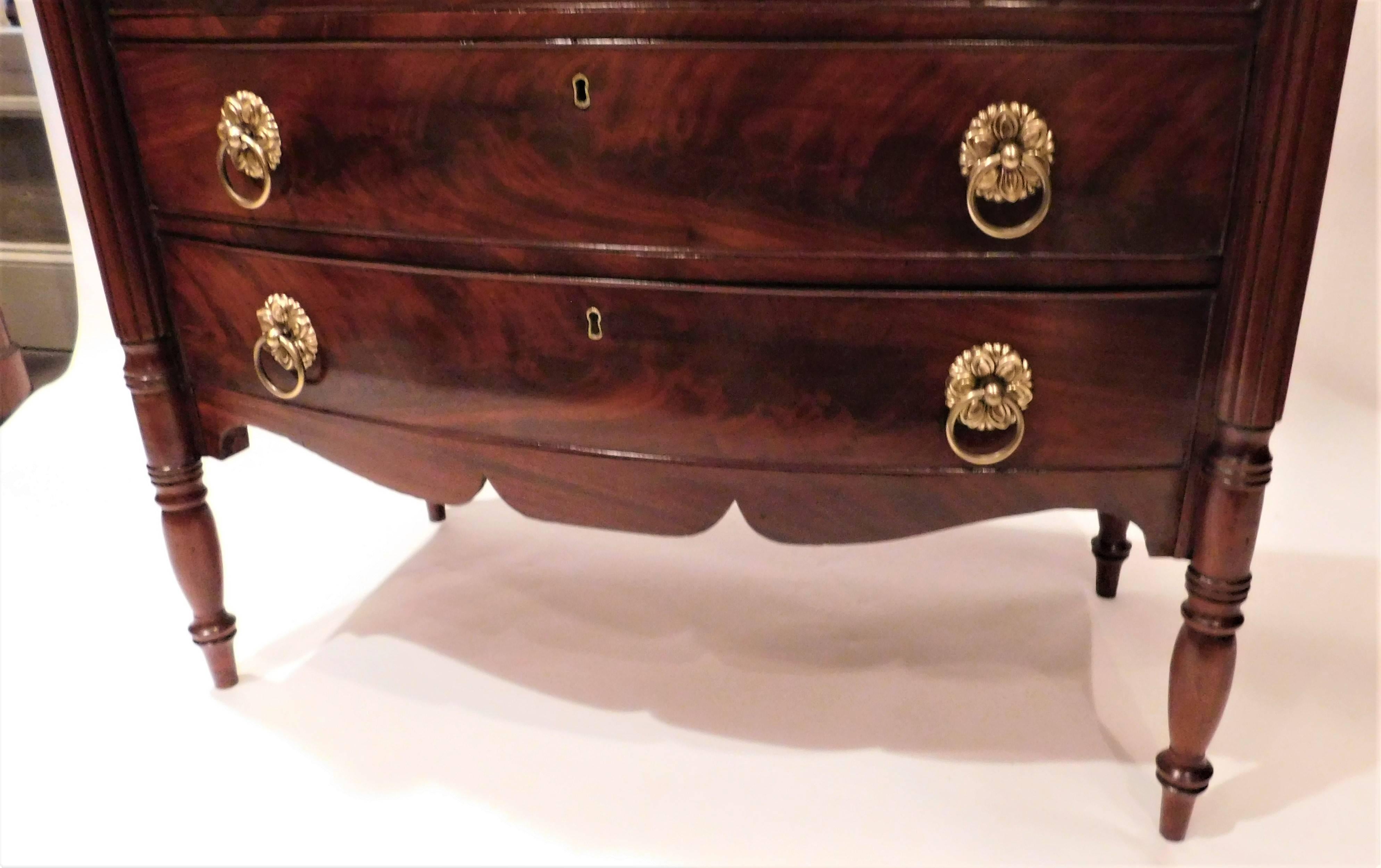 Federal Sheraton Cookie Corner Chest, New England, circa 1810 In Excellent Condition In Alexandria, VA