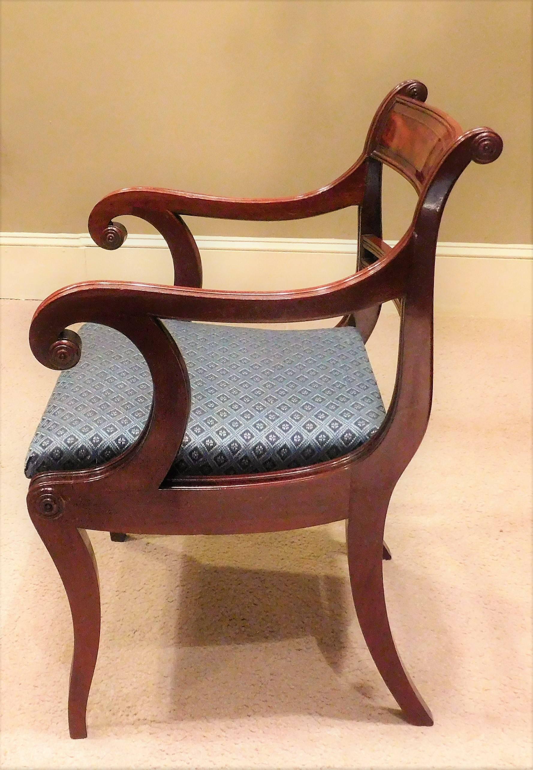 American Classical Set of 12 Classical Klismos Dining Chairs, circa 1815, Probably Philadelphia