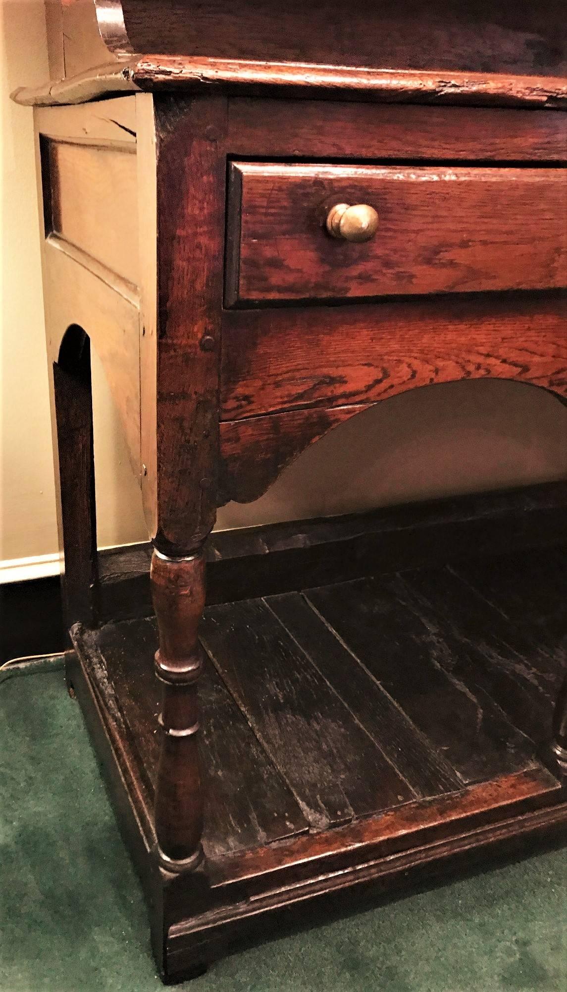 George II Oak Welsh Dresser, United Kingdom, circa 1750 In Excellent Condition In Alexandria, VA