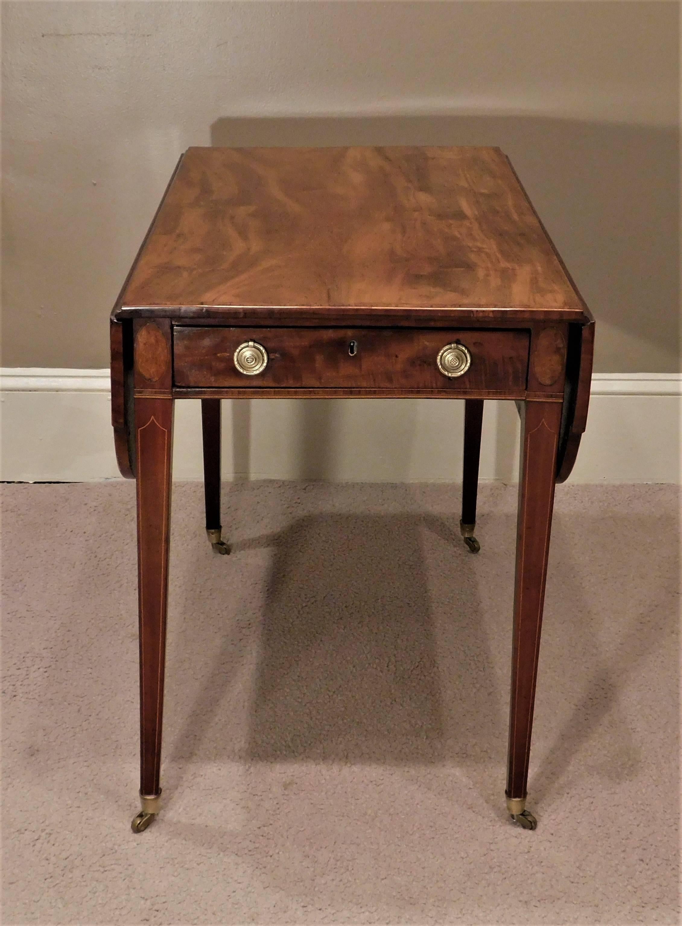 Hepplewhite Pembroke Table, New England, circa 1795 2