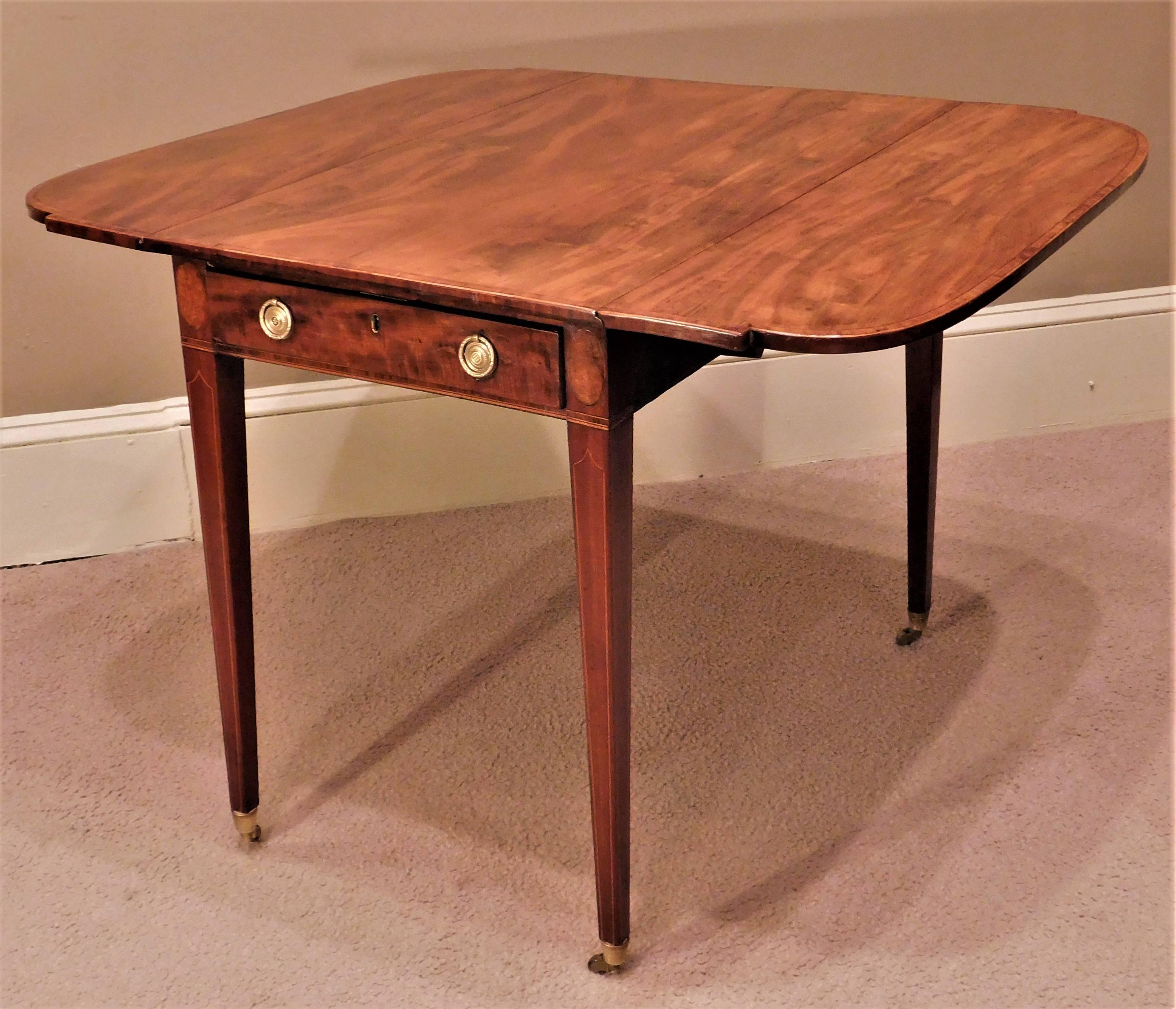 Hepplewhite Pembroke Table, New England, circa 1795 4