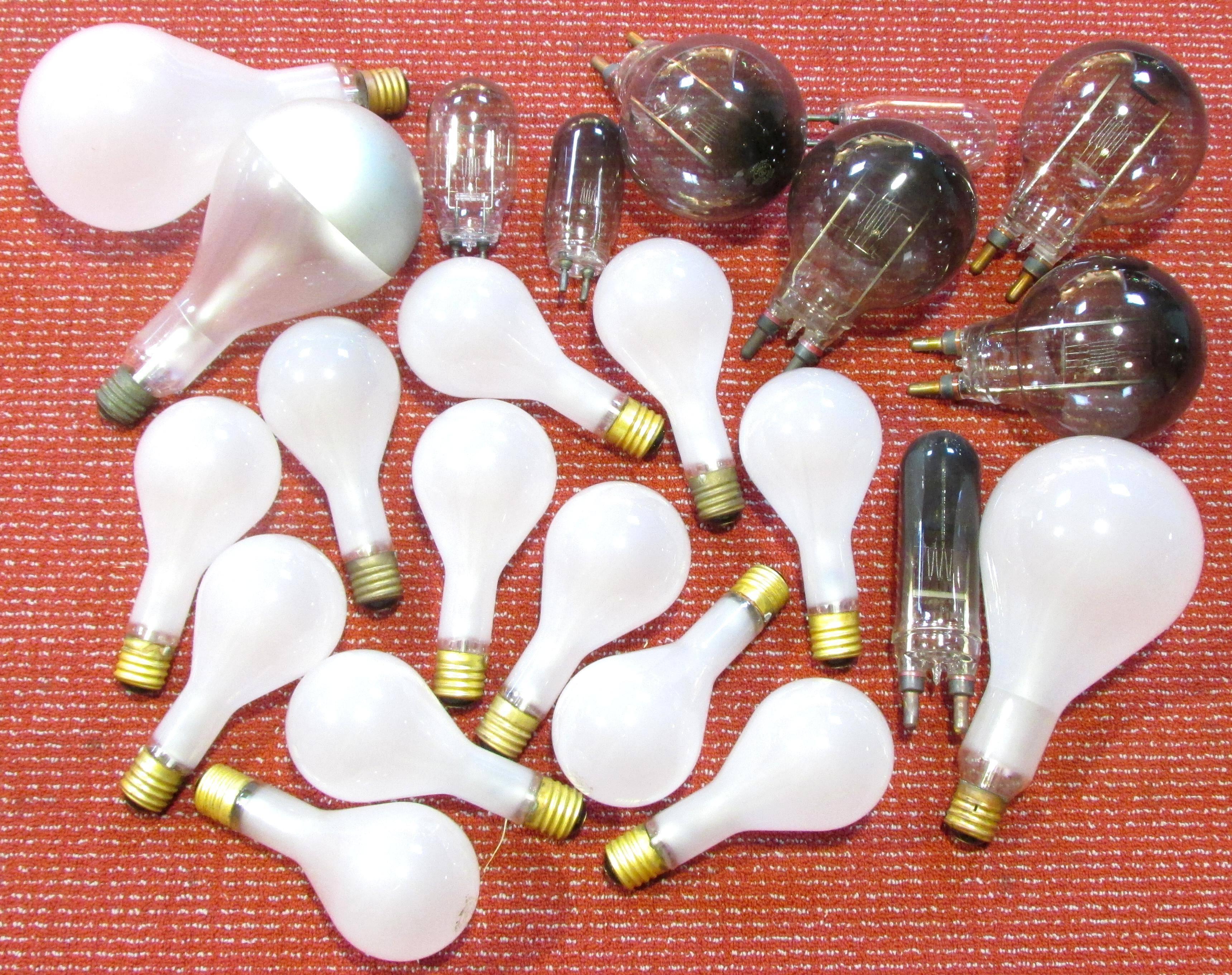 Collection of 22 vintage light blubs sizes vary (bowl is not included).