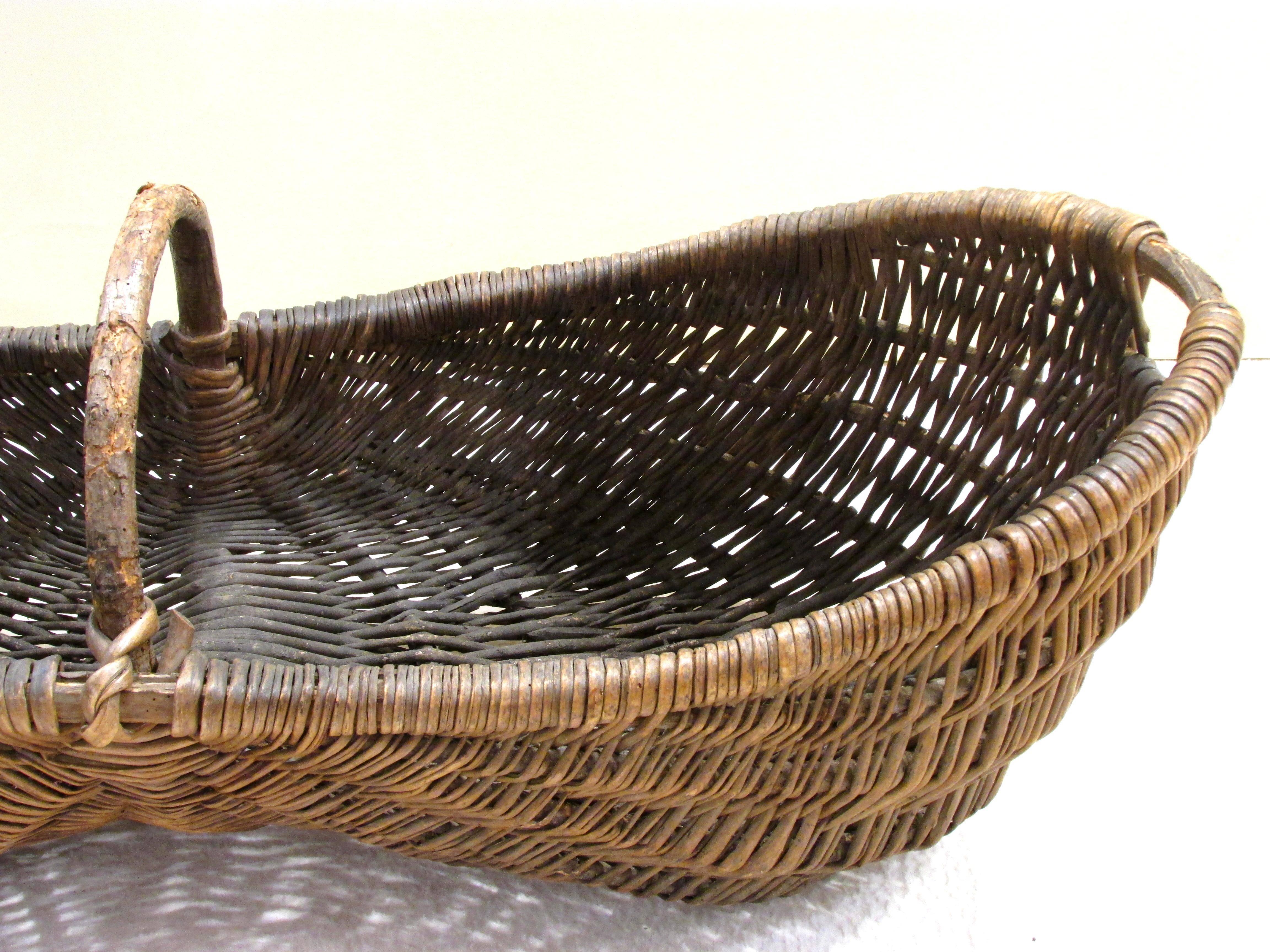 Large Antique Gathering Basket In Good Condition In High Point, NC