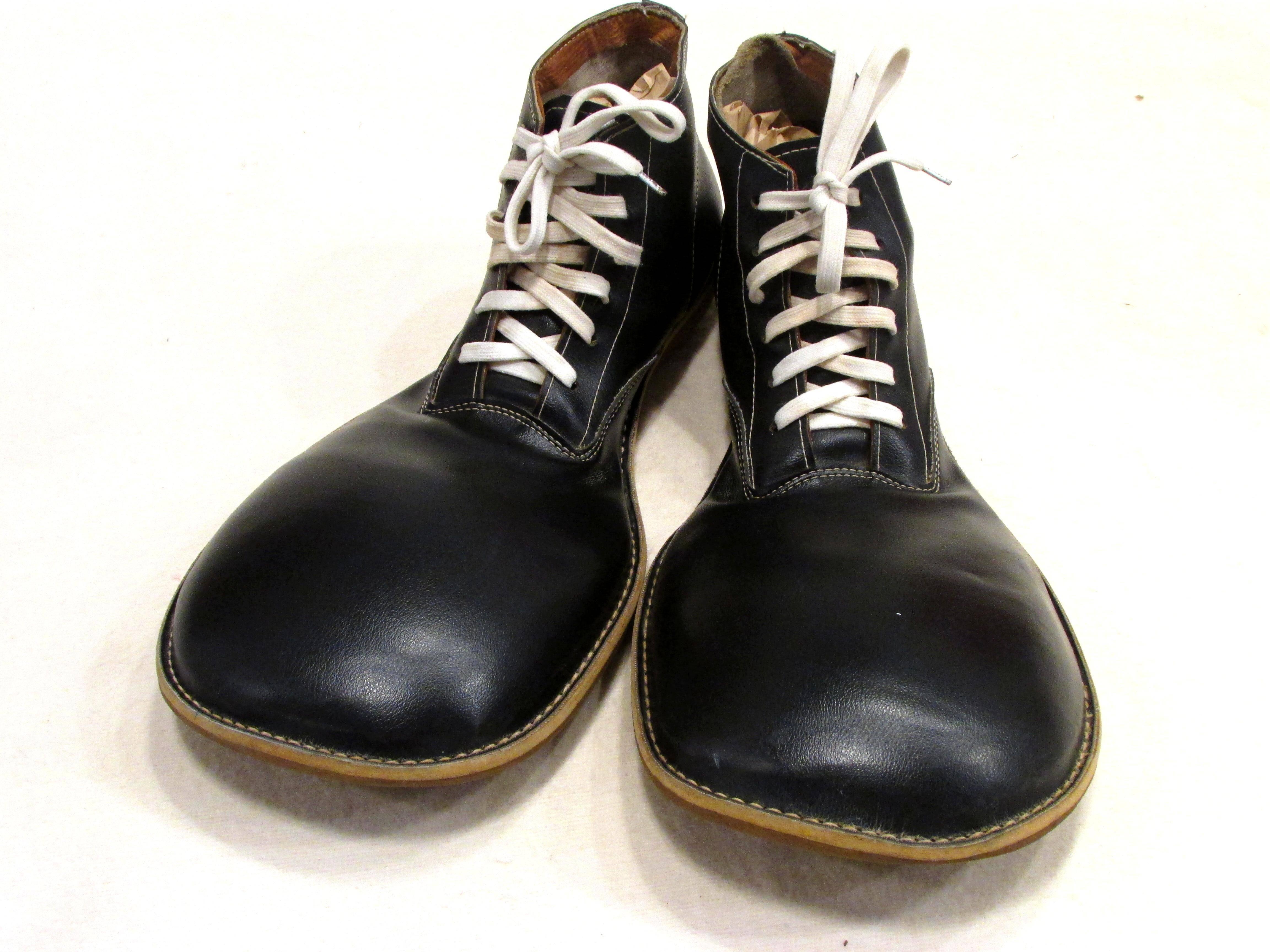 Paire de chaussures de clowns formelles en cuir noir vintage à bouts pointus pour aller avec un smoking de clown, avec semelle synthétique
De ma collection de chaussures de clown vintage.