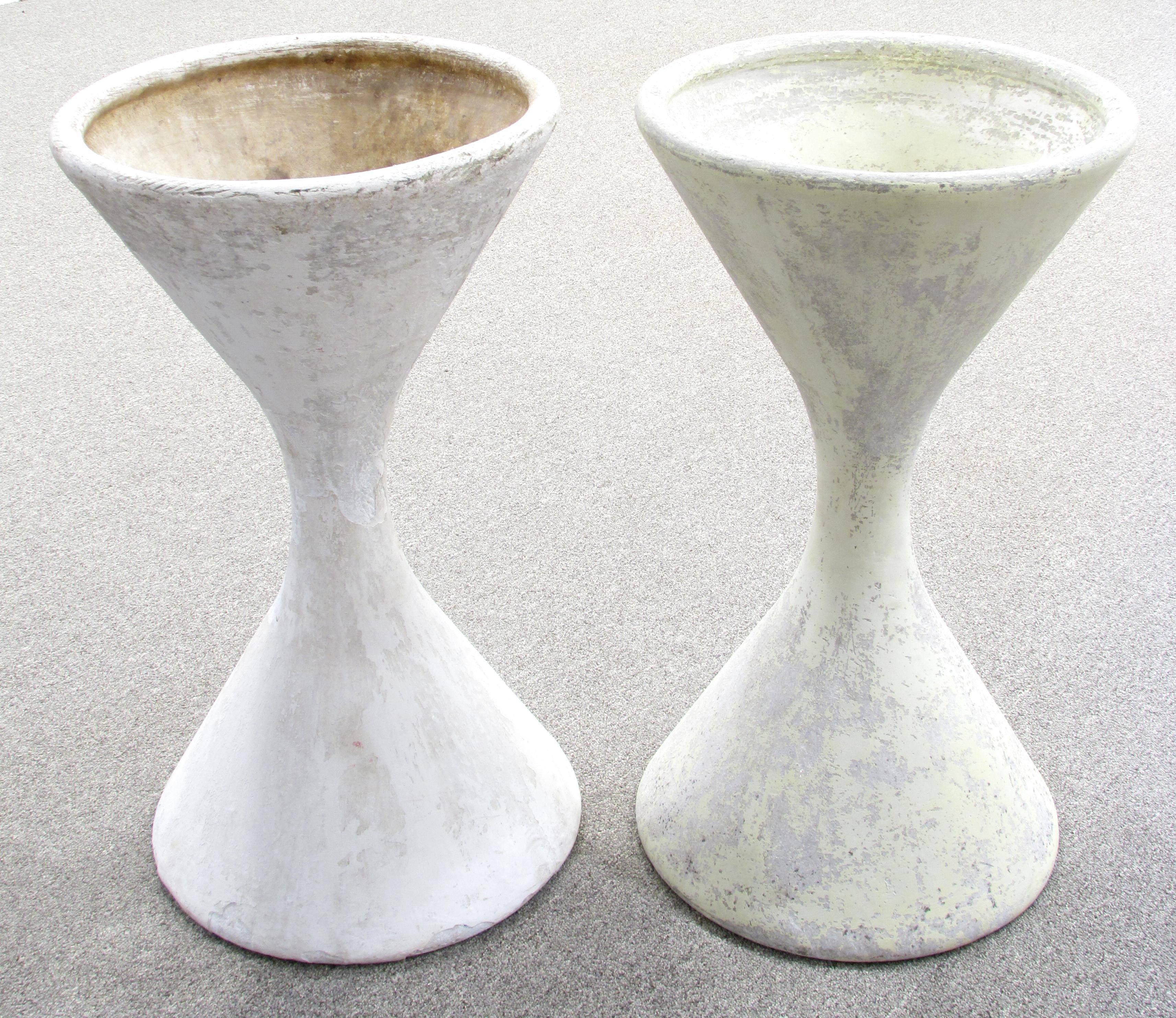 White washed hourglass shape planters designed by architect Willy Guhl and made by Eternit in 1950s of fiber cement.