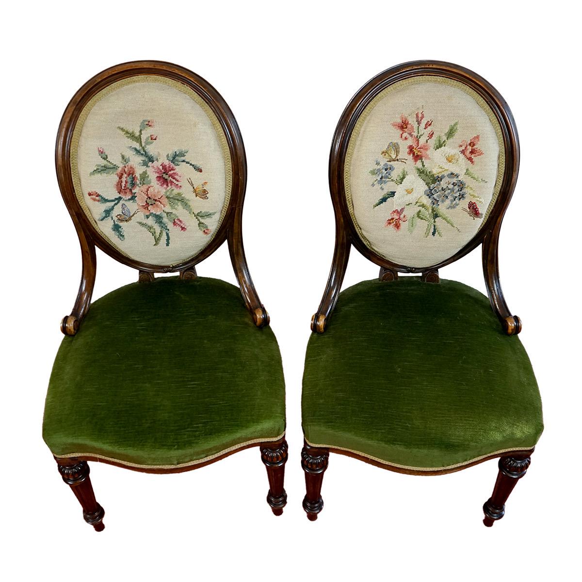 Zu verkaufen eine Reihe von vier viktorianischen Nussbaum gerahmt Esszimmerstühle  von Gillow of Lancaster, auf kannelierten, spitz zulaufenden Beinen, mit Herstellermarken auf den Sitzschienen. Laut Wikipedia wurden die Stempel auf den Stühlen