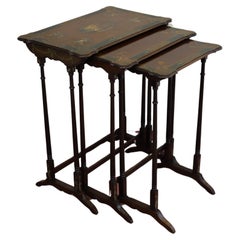 Ensemble de trois meubles en acajou de l'époque victorienne  Nid de tables peint à la main