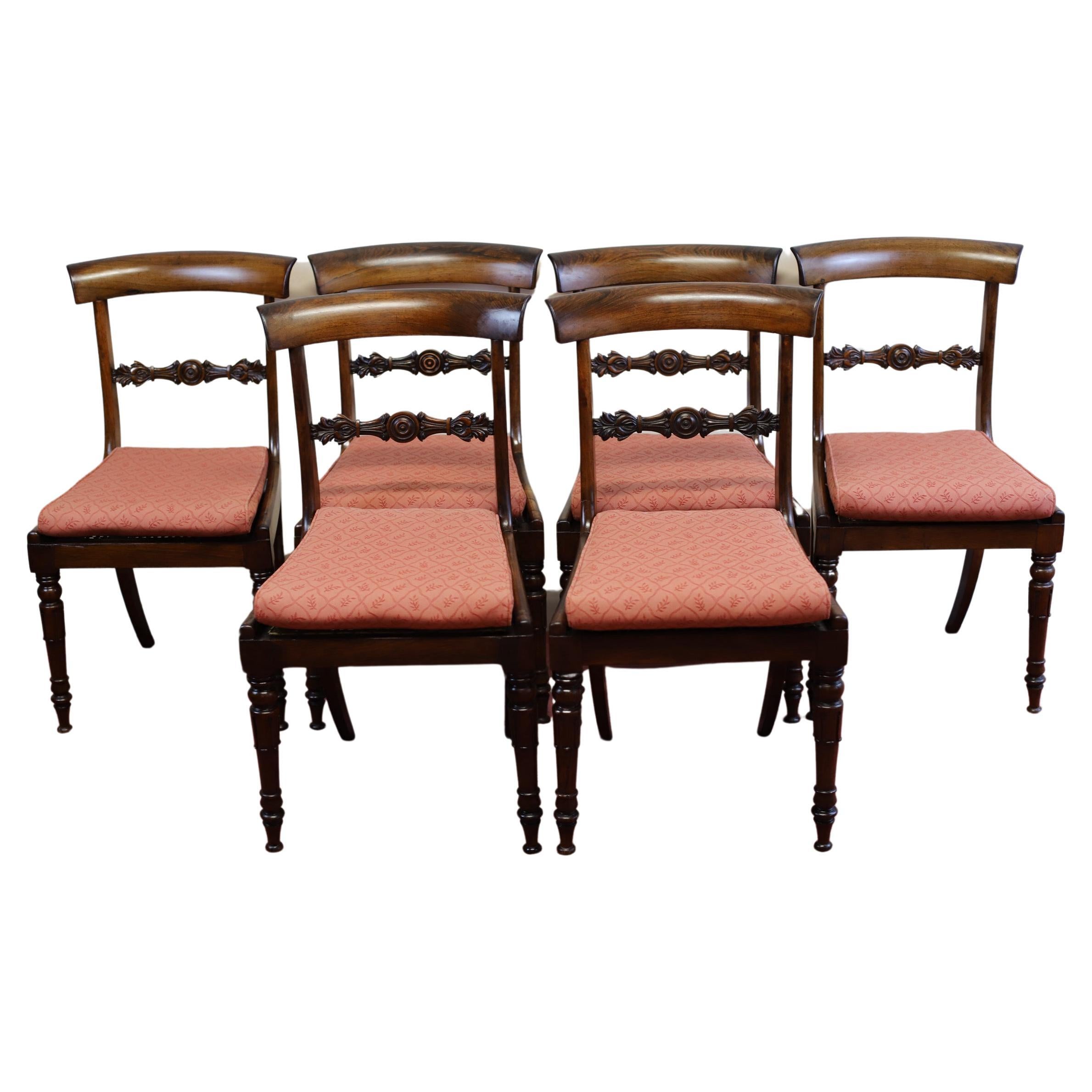 Wir freuen uns, diese erstaunliche Reihe von sechs William IV Palisander Sitz Esszimmerstühle zum Verkauf anbieten, mit Squab Kissen Sitze und stehen auf geriffelten spitz zulaufenden Beinen auf der Vorderseite und nach hinten geschwungenen