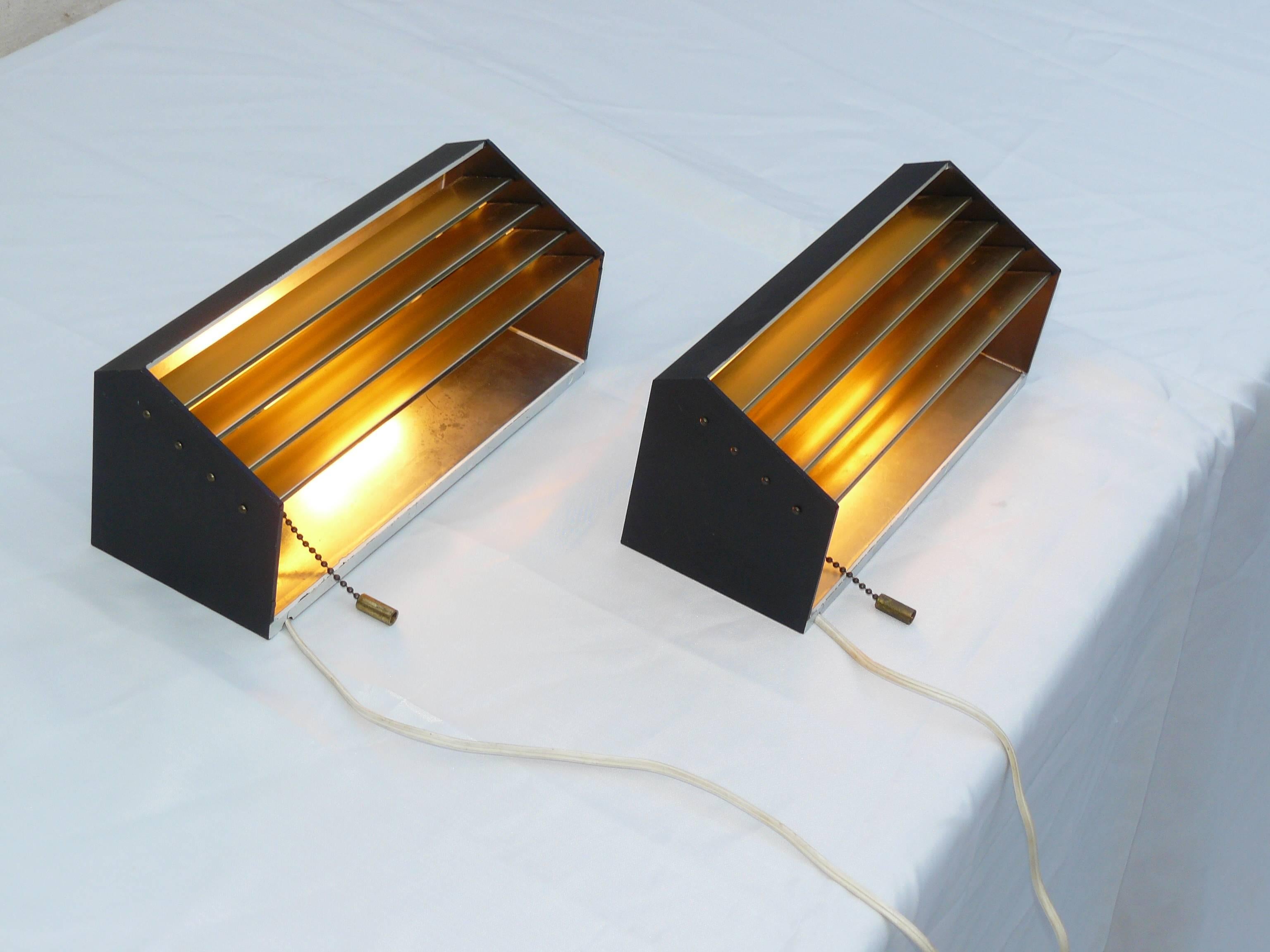 Rare Pair of 1950s Gerald Thurston Lightolier Louvered Wall Mount Lamps In Excellent Condition In Kensington, MD