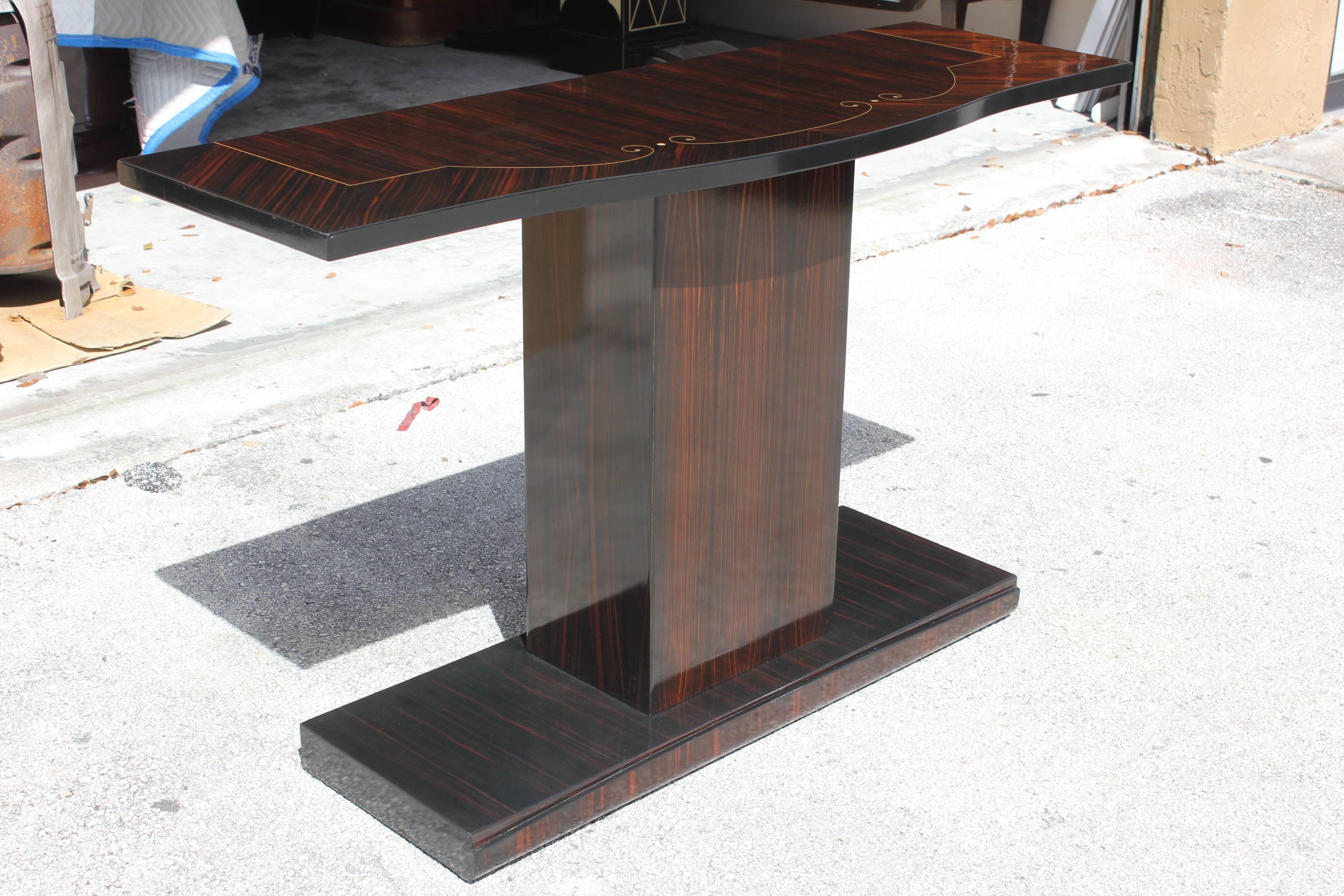 Beautiful Pair of French Art Deco Exotic Macassar Ebony Console Tables In Excellent Condition In Hialeah, FL