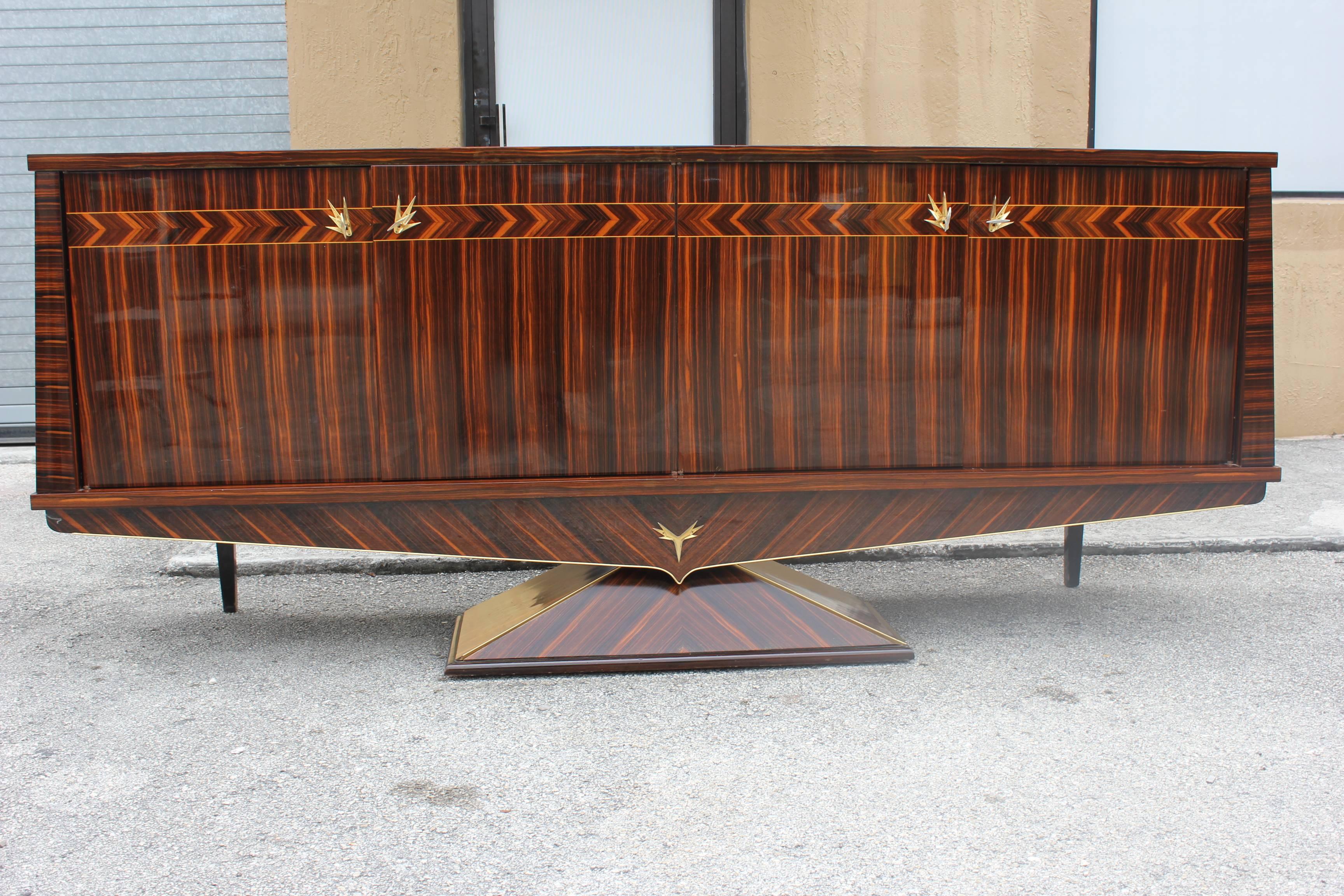 Beautiful French Art Deco Macassar ebony sideboard or buffet, circa 1940s. Very nice wood design, the sideboard is in very good condition. The piece features with 4 adjustable shelves you can remove all the shelves if you need more space. The