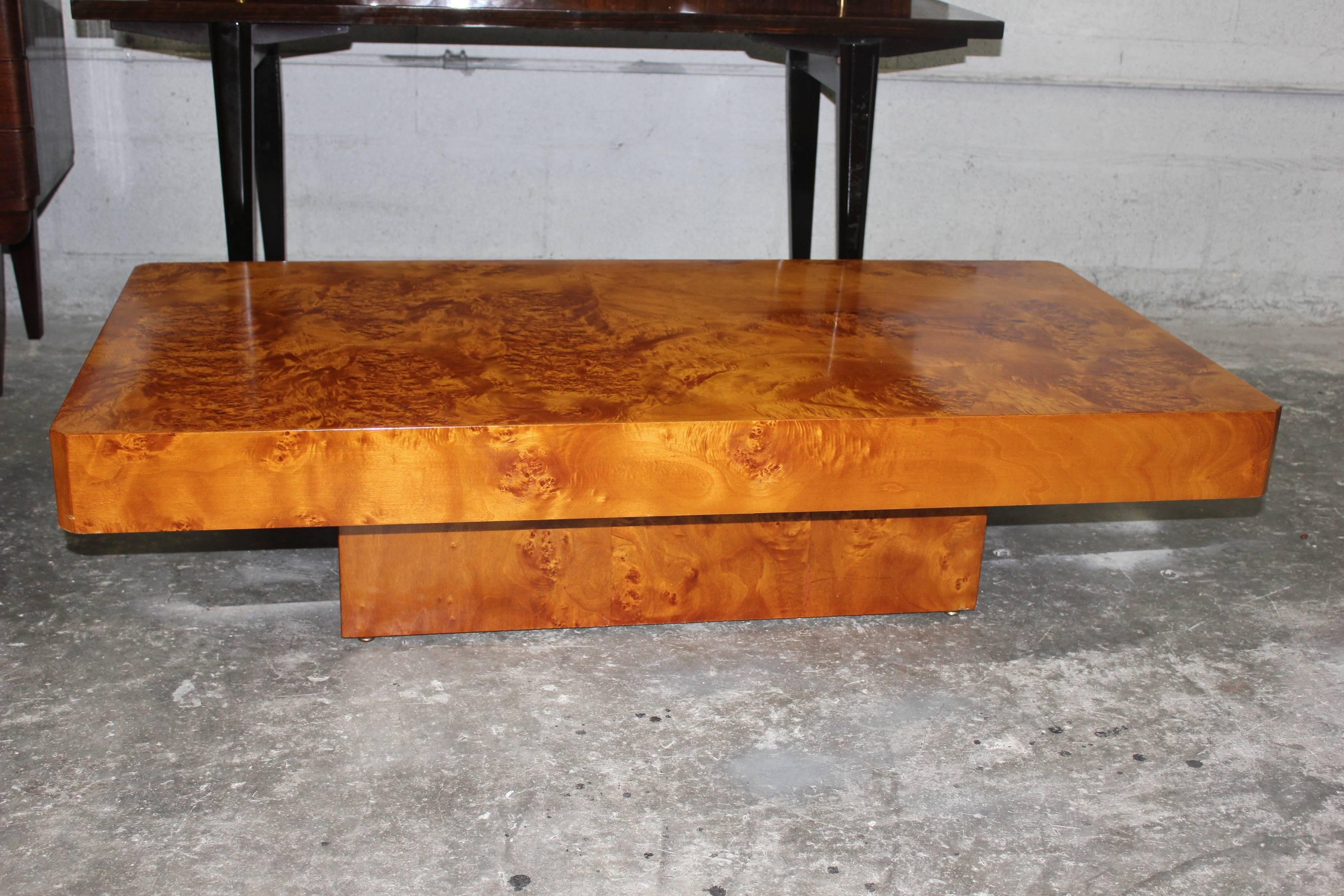 A French Art Deco burl Amboyna coffee or cocktail table, circa 1940s. On burl Amboyna base.