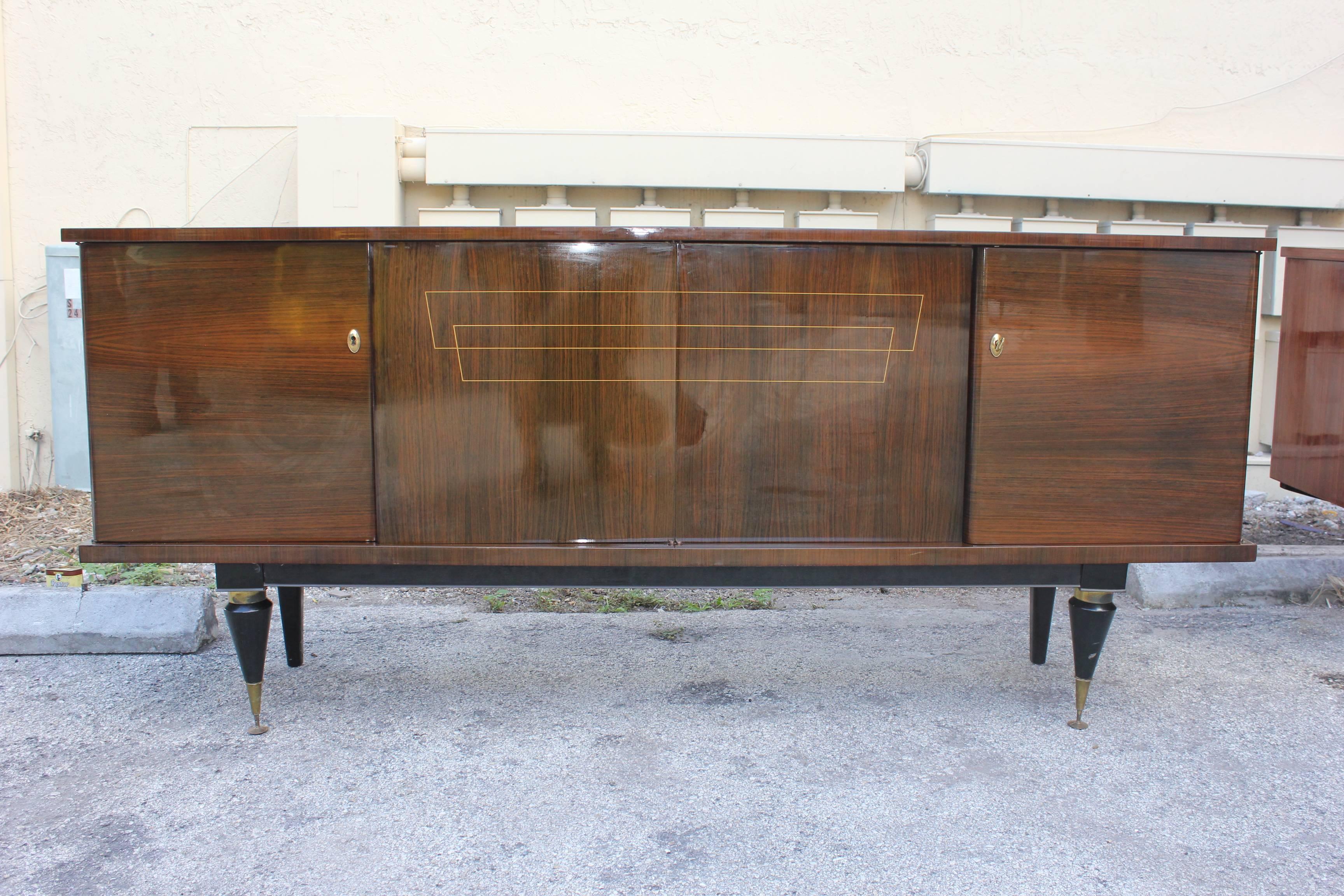 French Art Deco exotic Macassar ebony sideboard, circa 1940s. Interior fitted with one shelf on each side. Lemonwood interior.