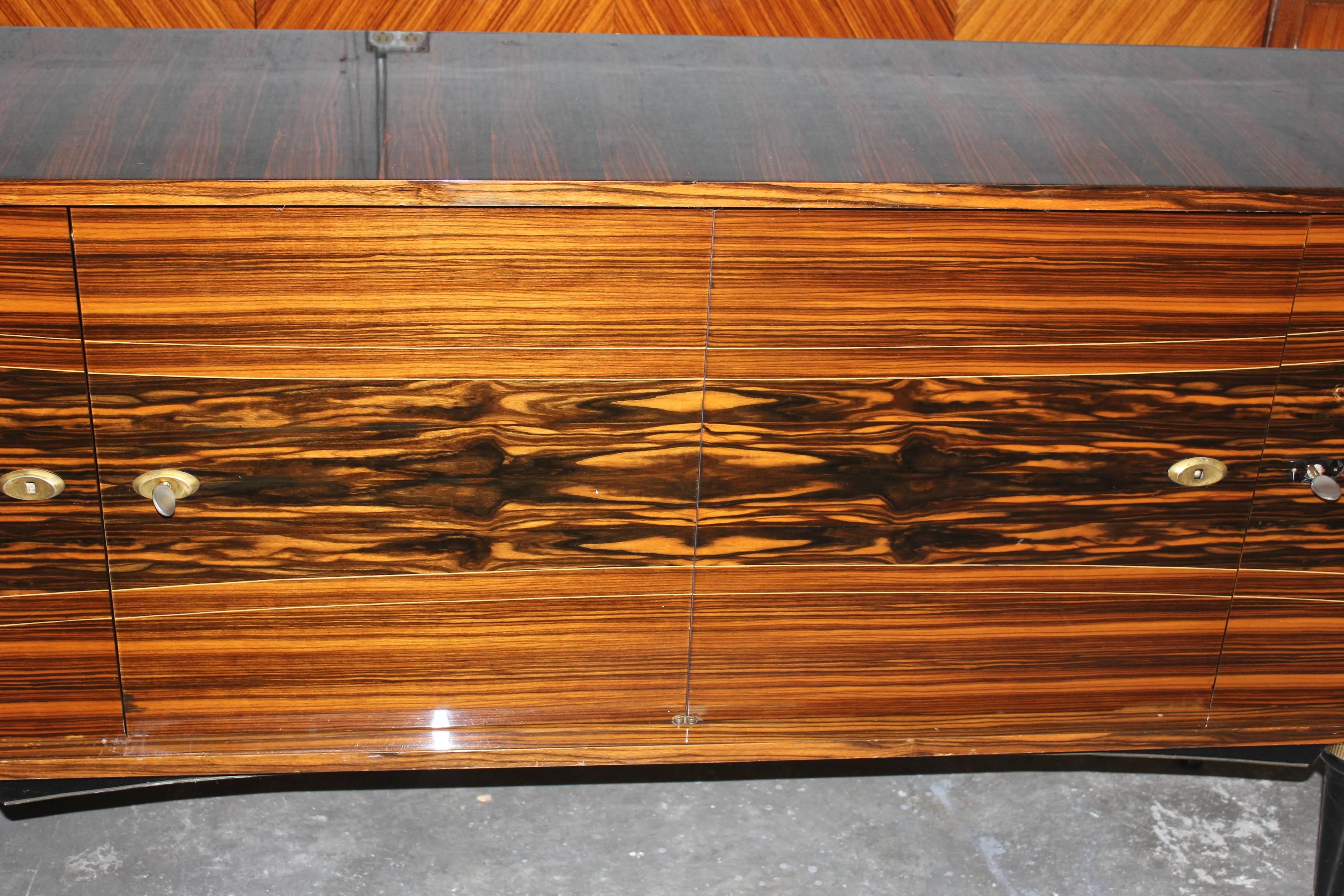 French Art Deco Long Sideboard / Buffet Macassar Ebony, circa 1940s In Excellent Condition In Hialeah, FL